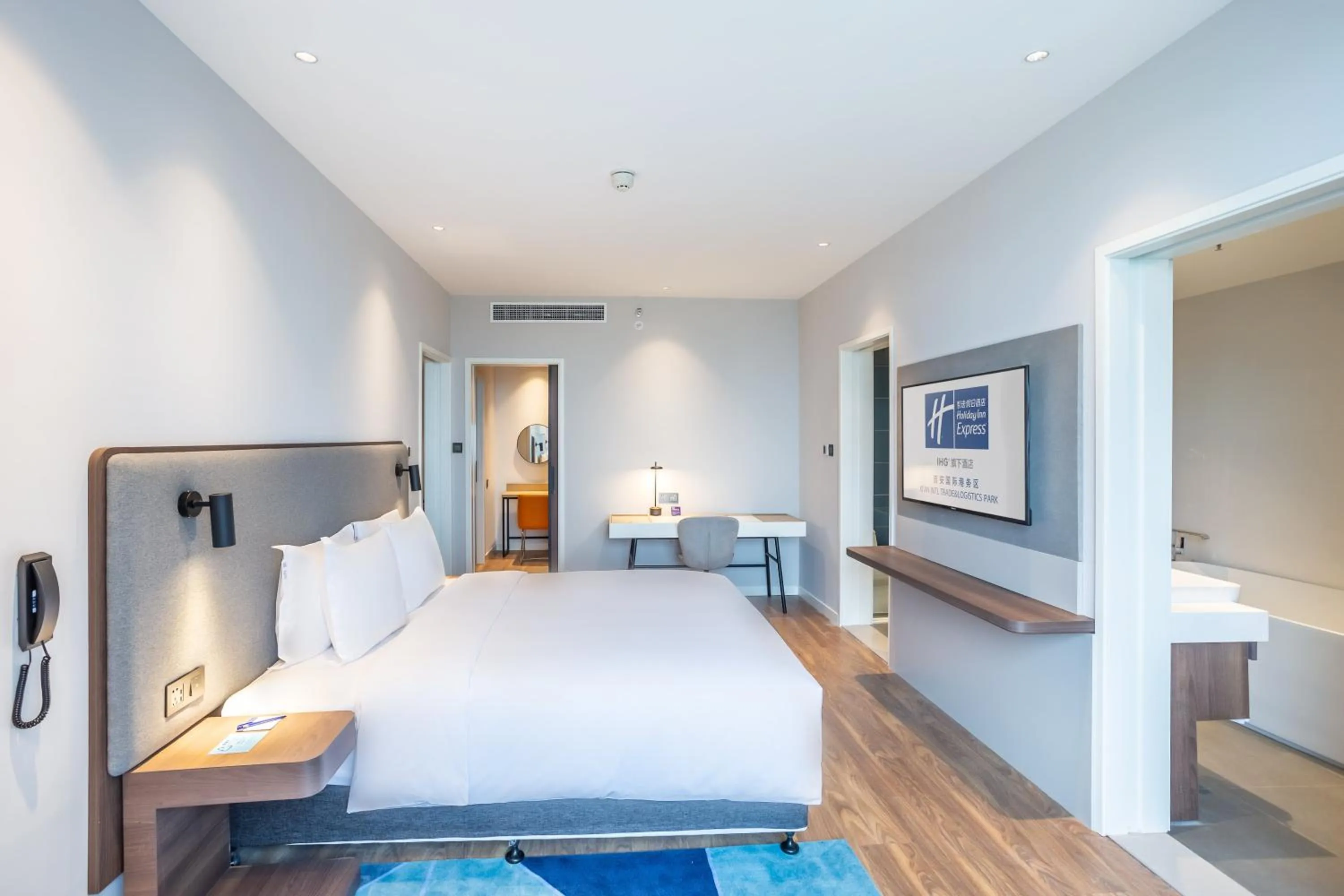 Photo of the whole room, Bed in Holiday Inn Express Xi'an Intl Trade&Logistic Park by IHG