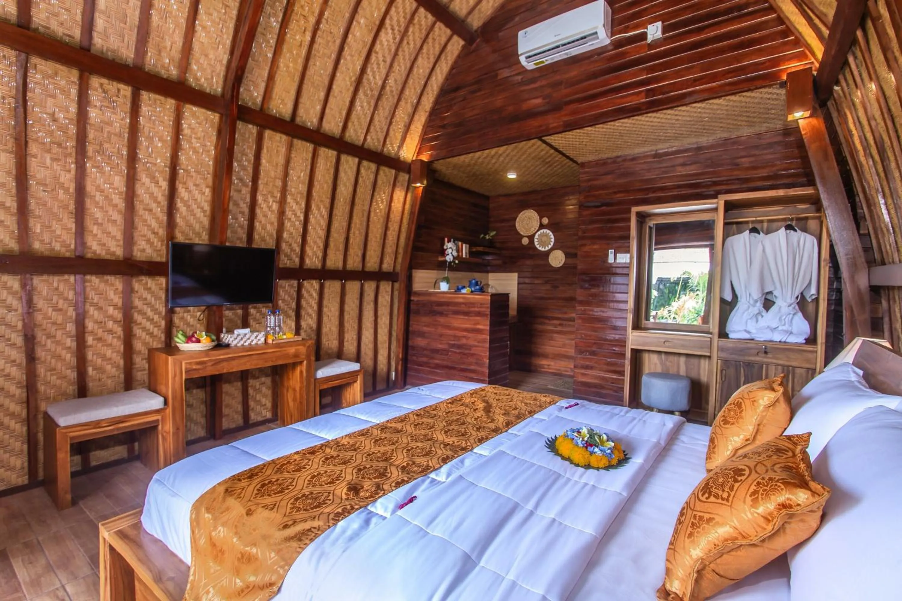 Photo of the whole room, Bed in Mailaku House