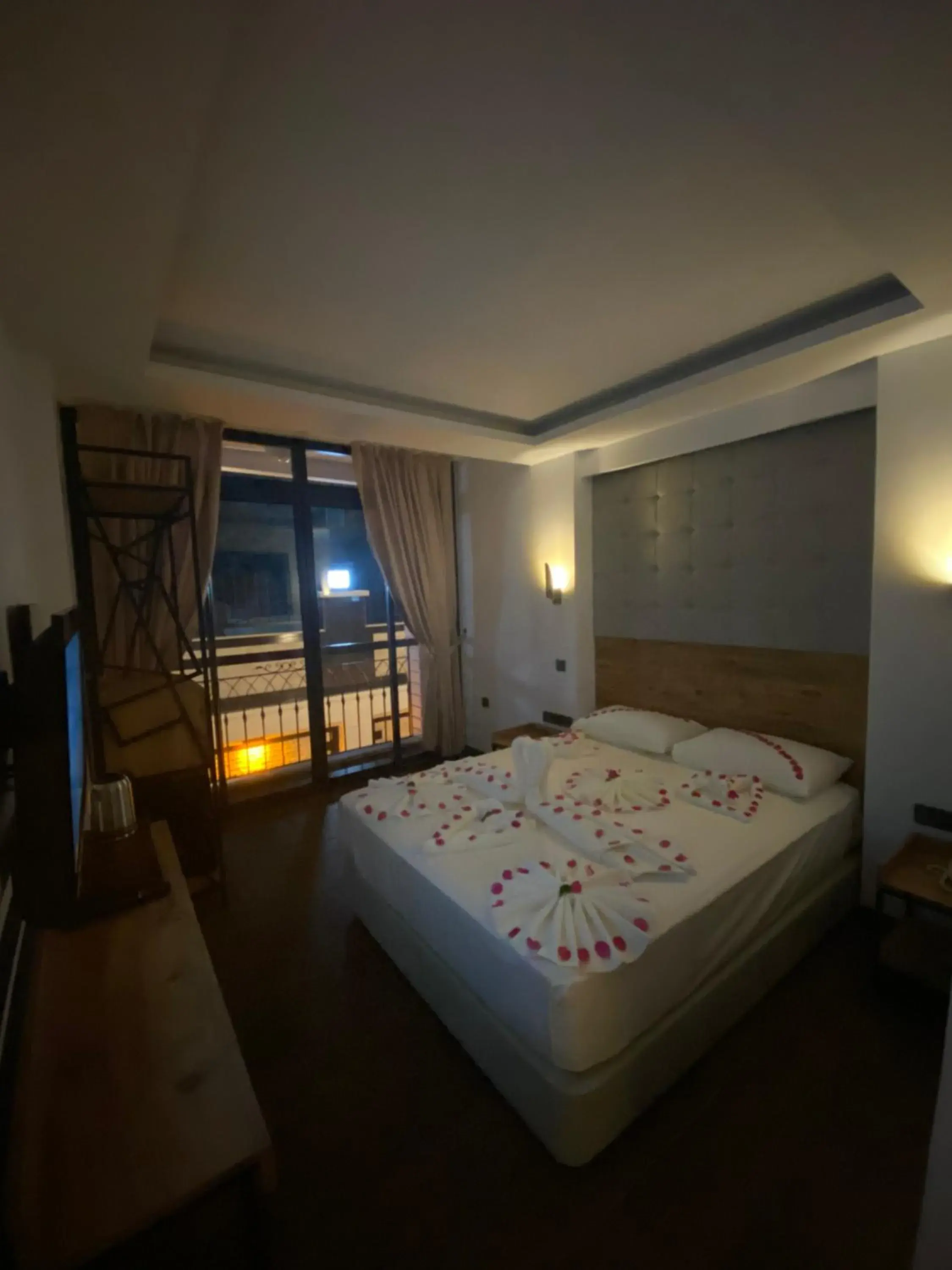 Bed in MİYAS LUXURY HOTEL Bed in MİYAS LUXURY HOTEL