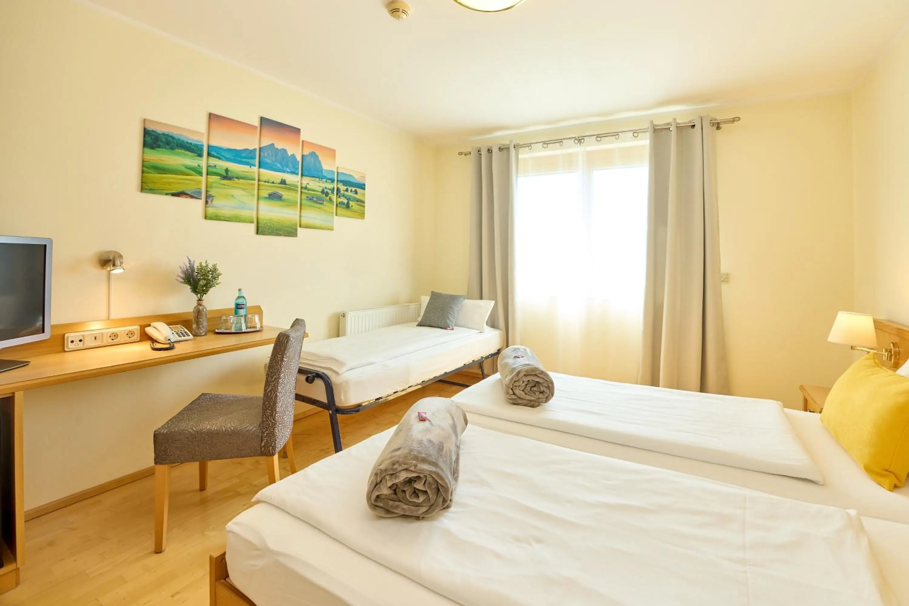 Bedroom, Bed in Airport-Hotel Fortuna