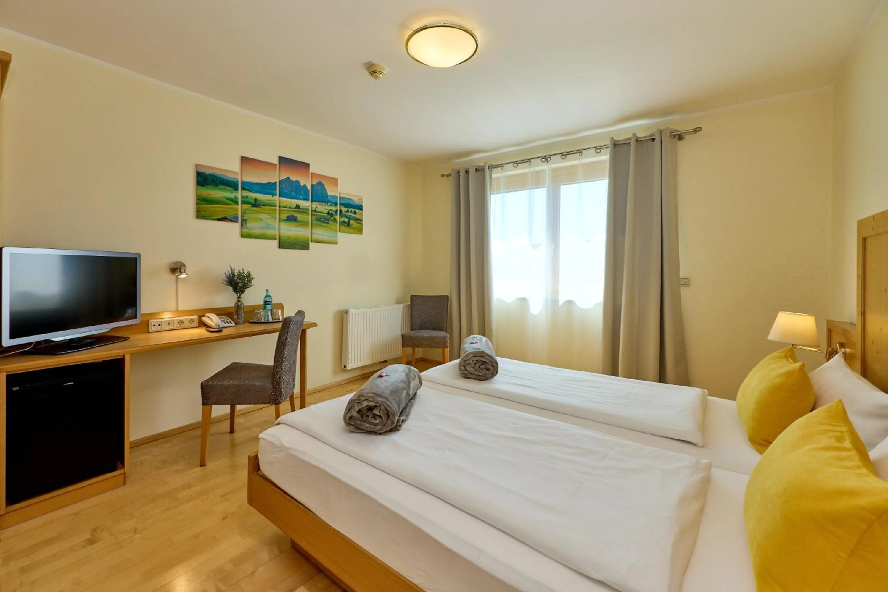 Bedroom, Bed in Airport-Hotel Fortuna