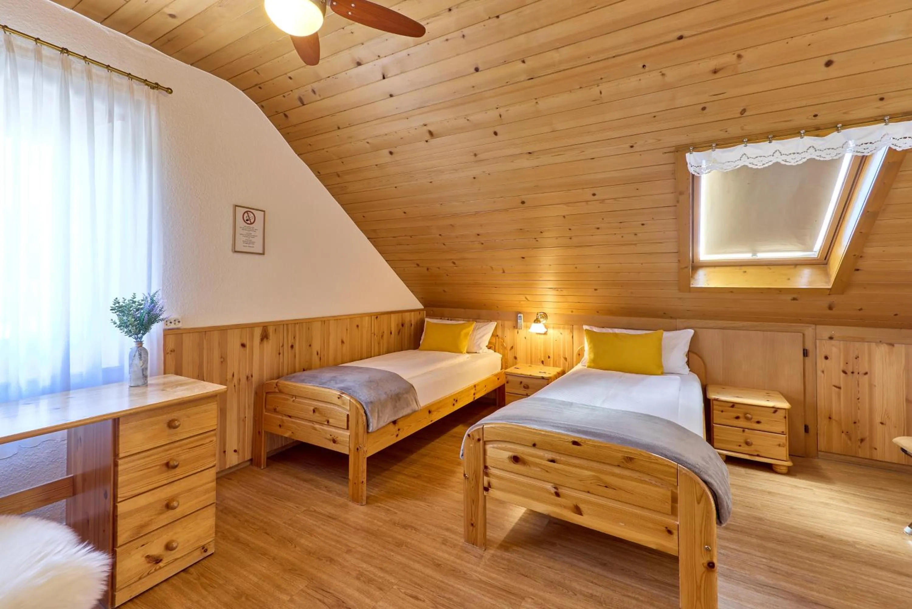 Bedroom, Bed in Airport-Hotel Fortuna