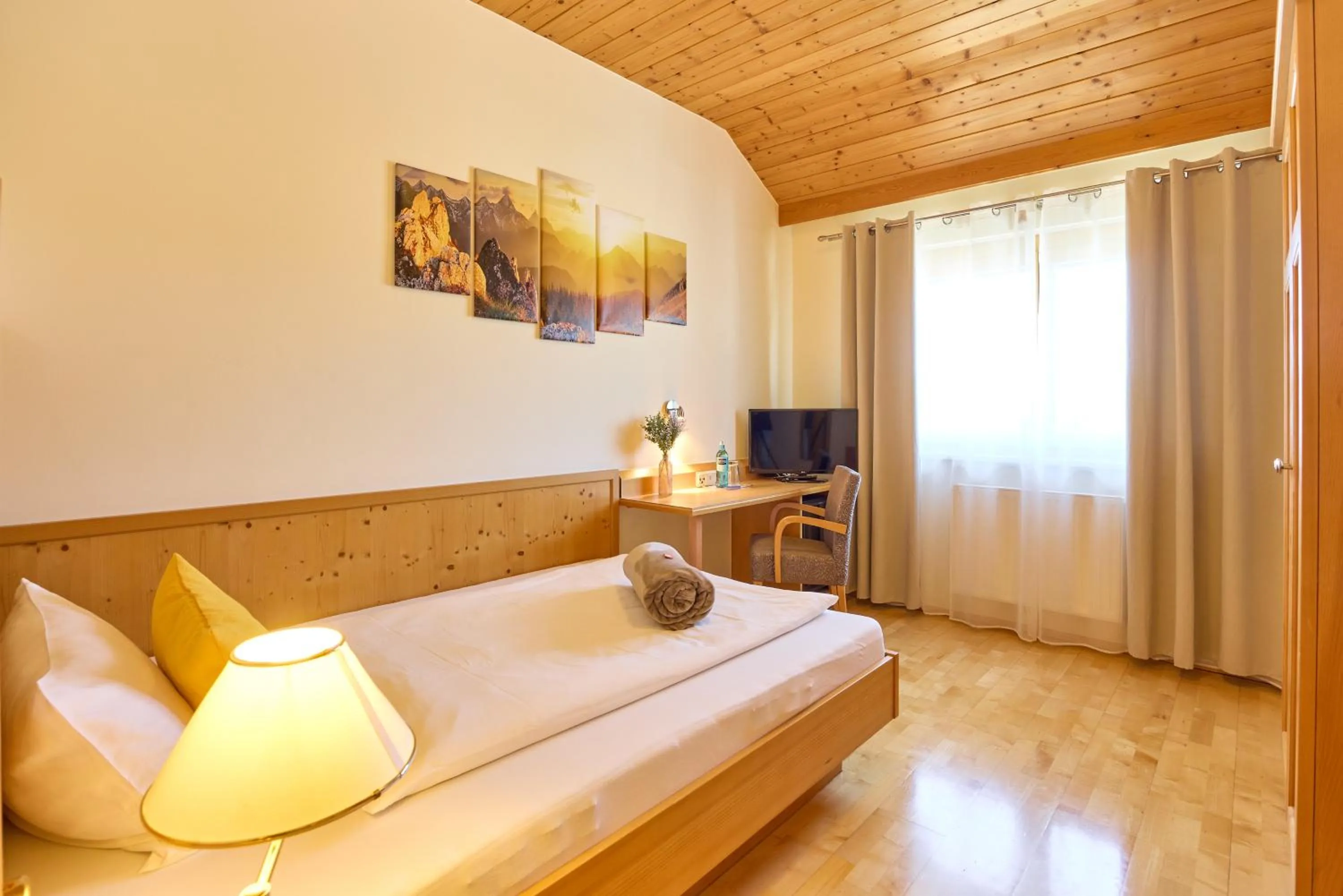 Bedroom, Bed in Airport-Hotel Fortuna