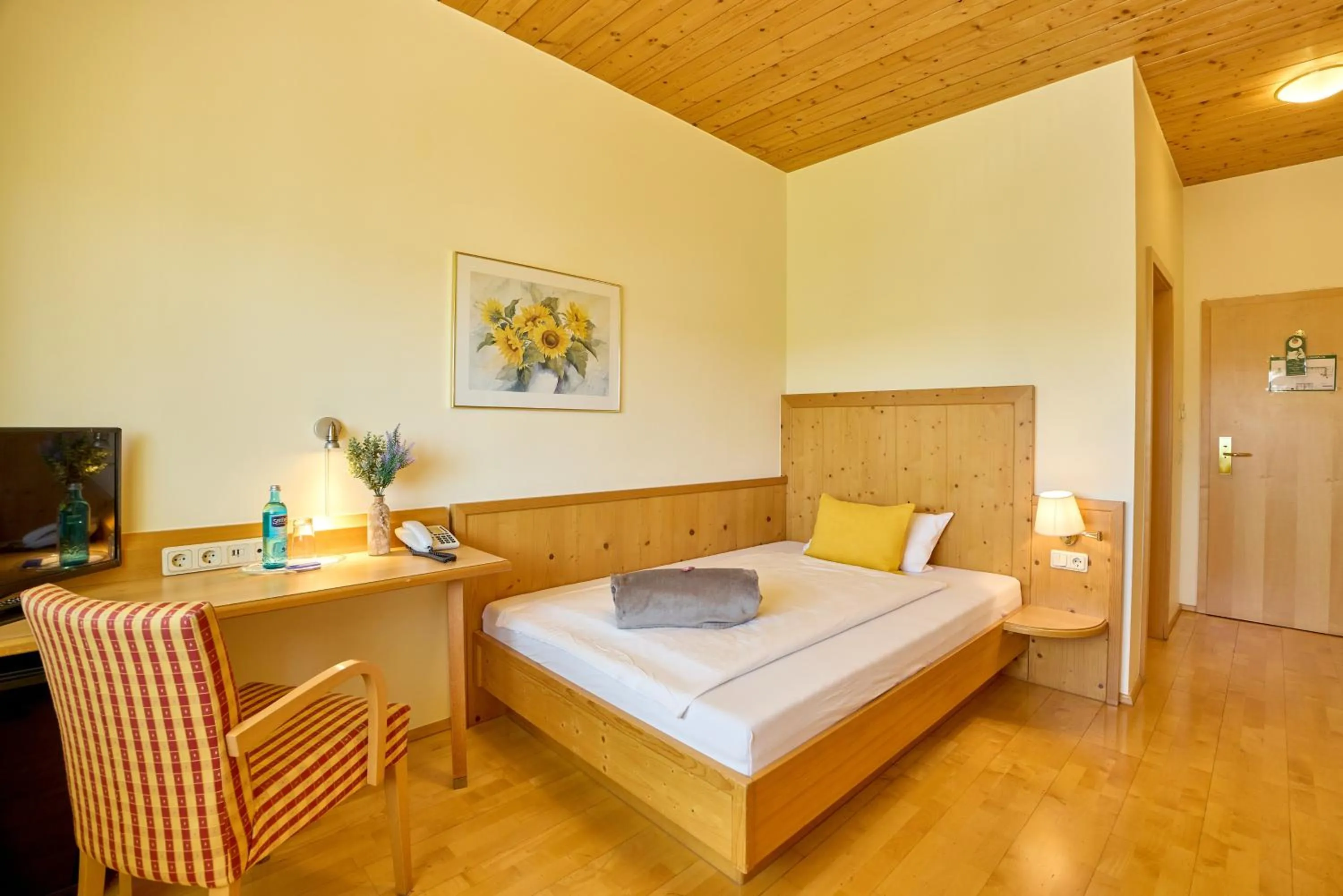 Photo of the whole room, Bed in Airport-Hotel Fortuna