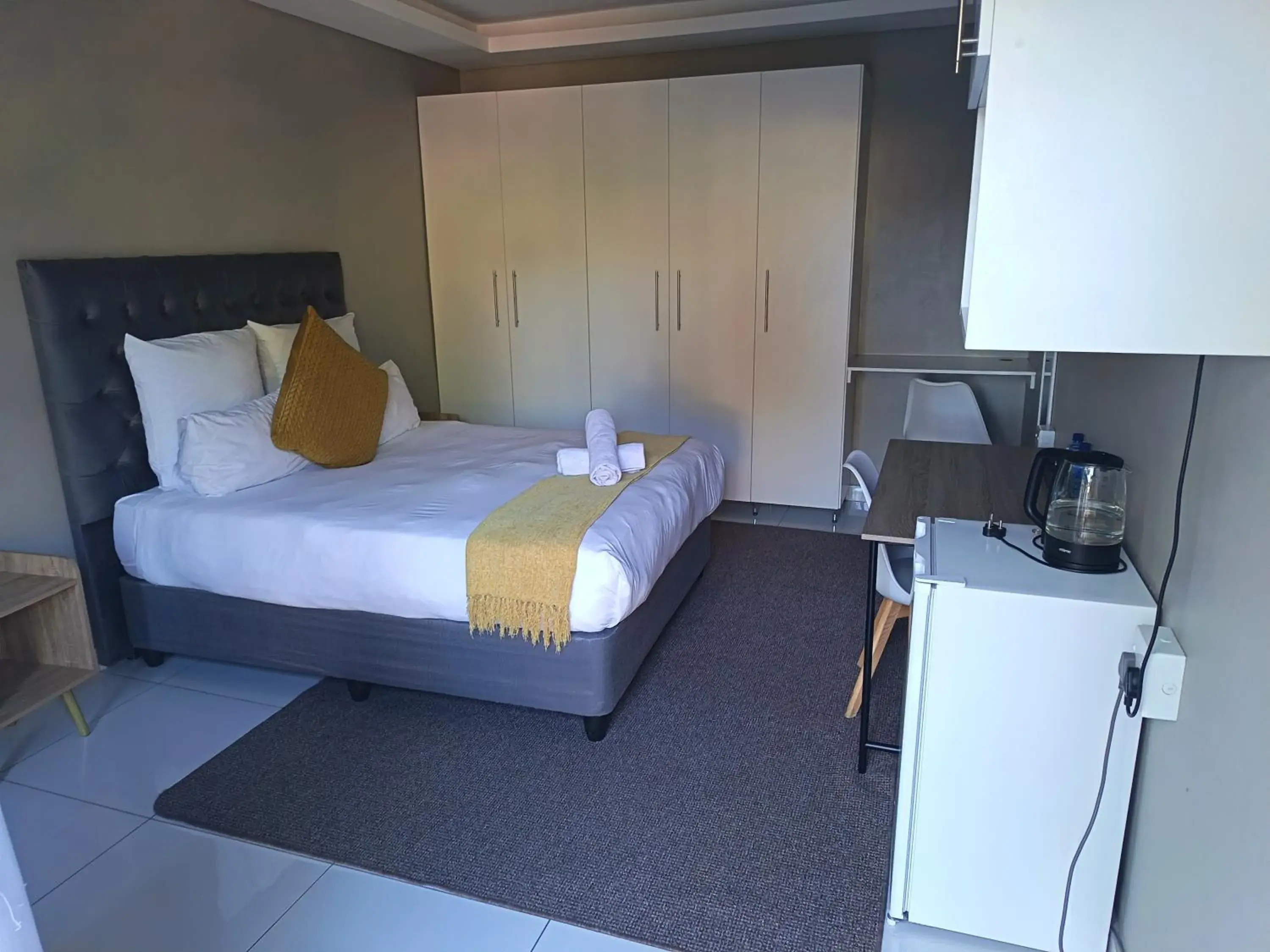 Deluxe Queen Room - single occupancy in Nqabanqaba Deluxe Queen Room - single occupancy in Nqabanqaba