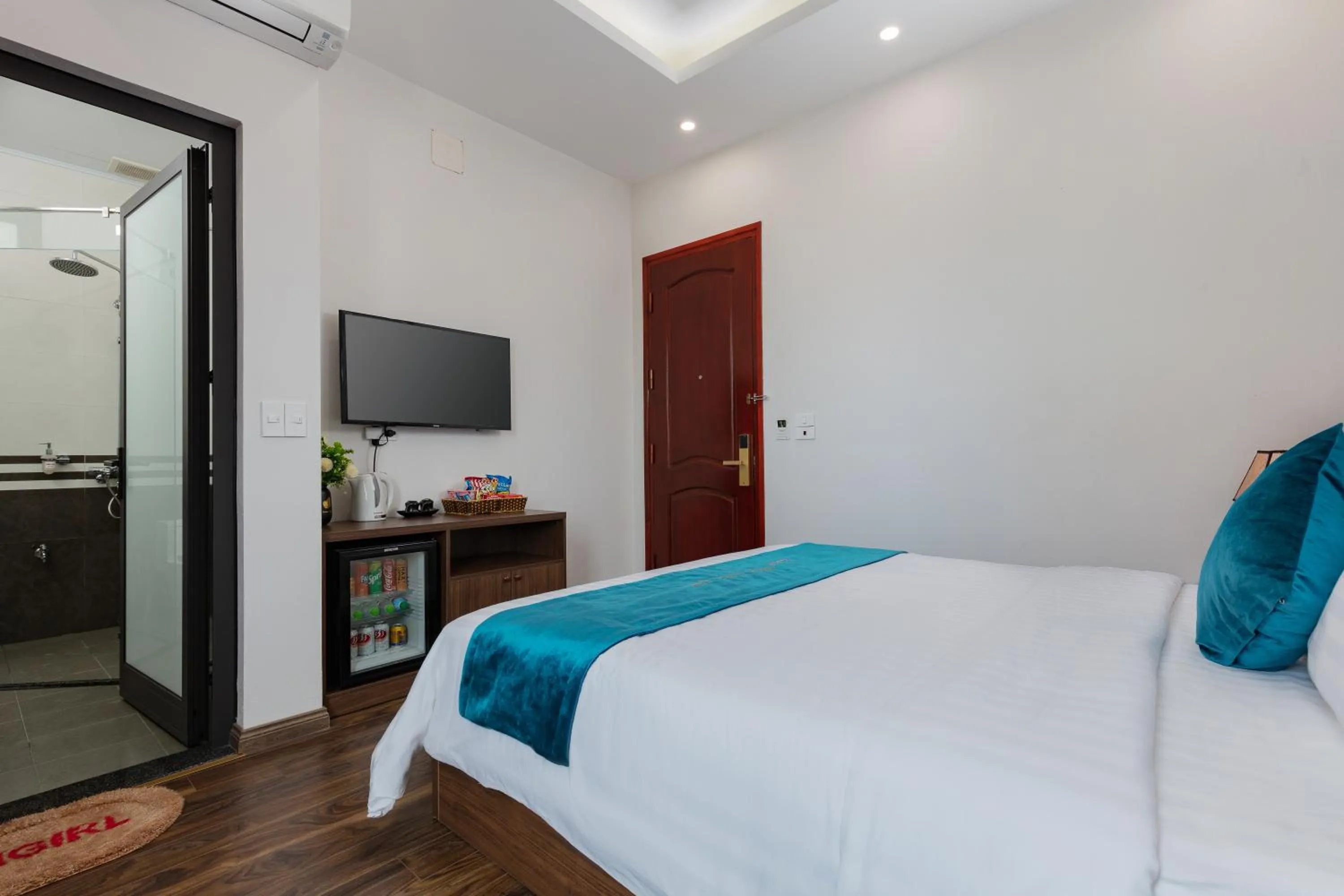 Decorative detail, Bed in Airport Classic Hotel & Travel