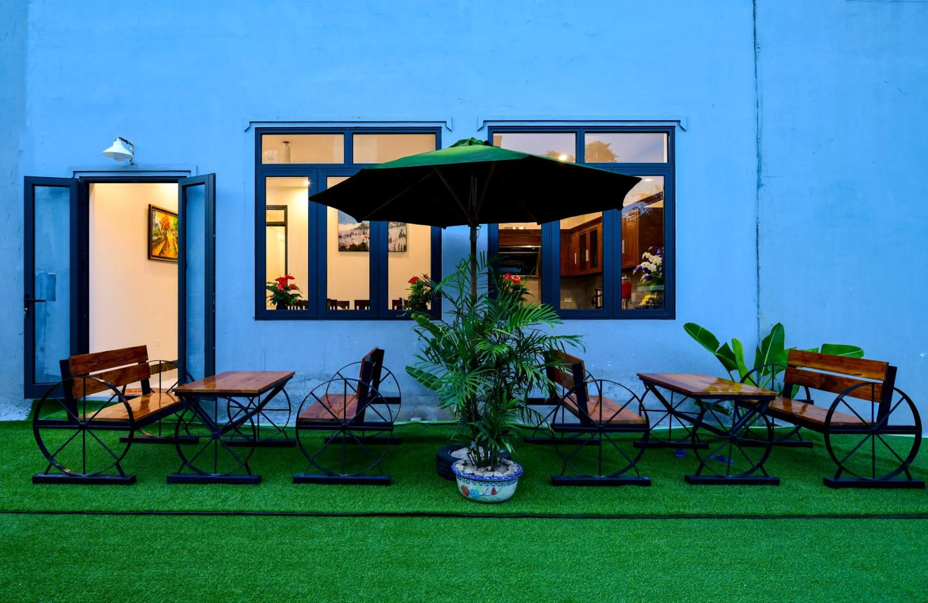 Patio in Airport Classic Hotel & Travel