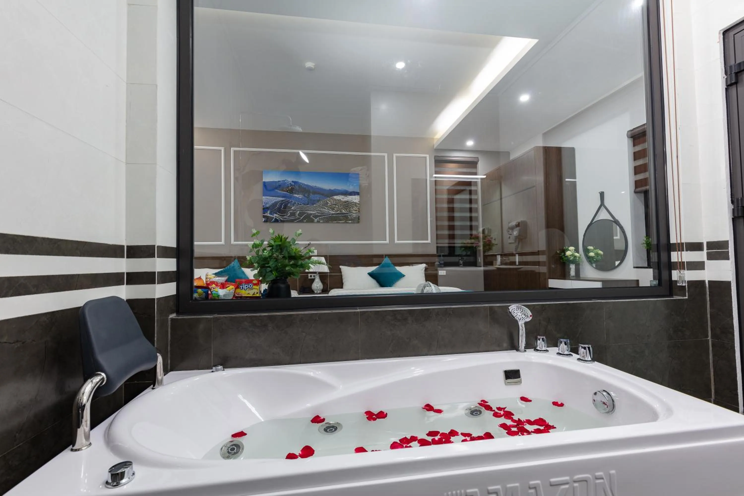 Shower in Airport Classic Hotel & Travel