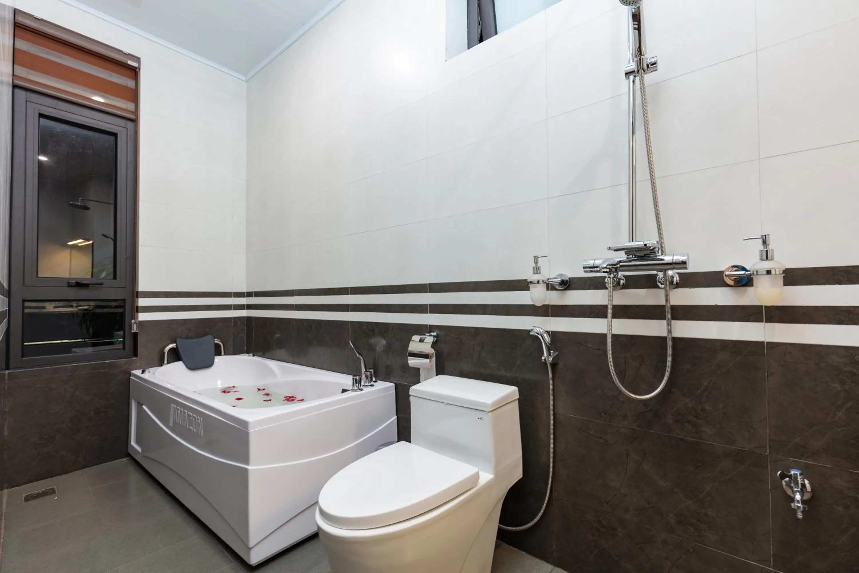 Shower in Airport Classic Hotel & Travel