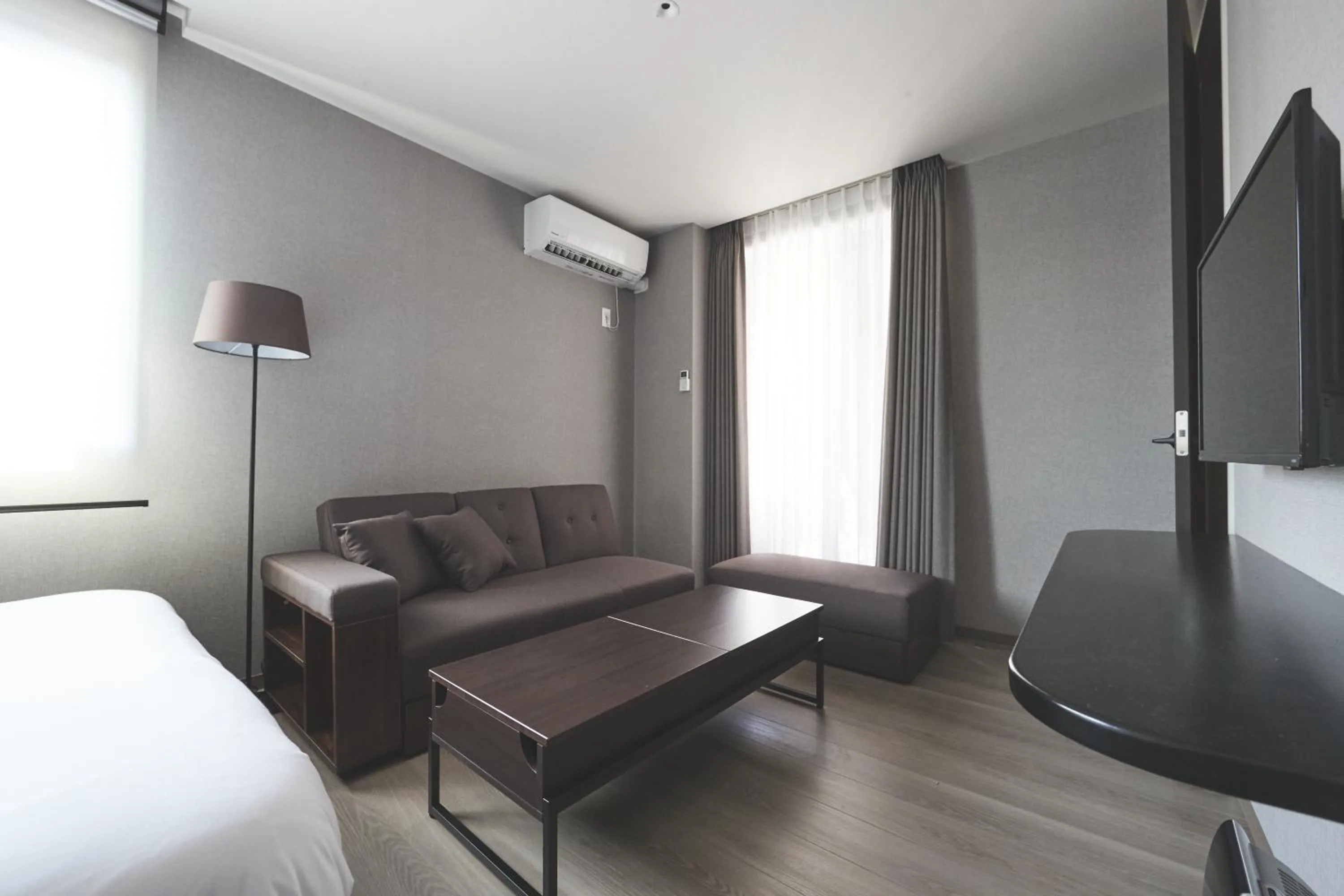 Living room, Bed in ReLA Higashimatsudo