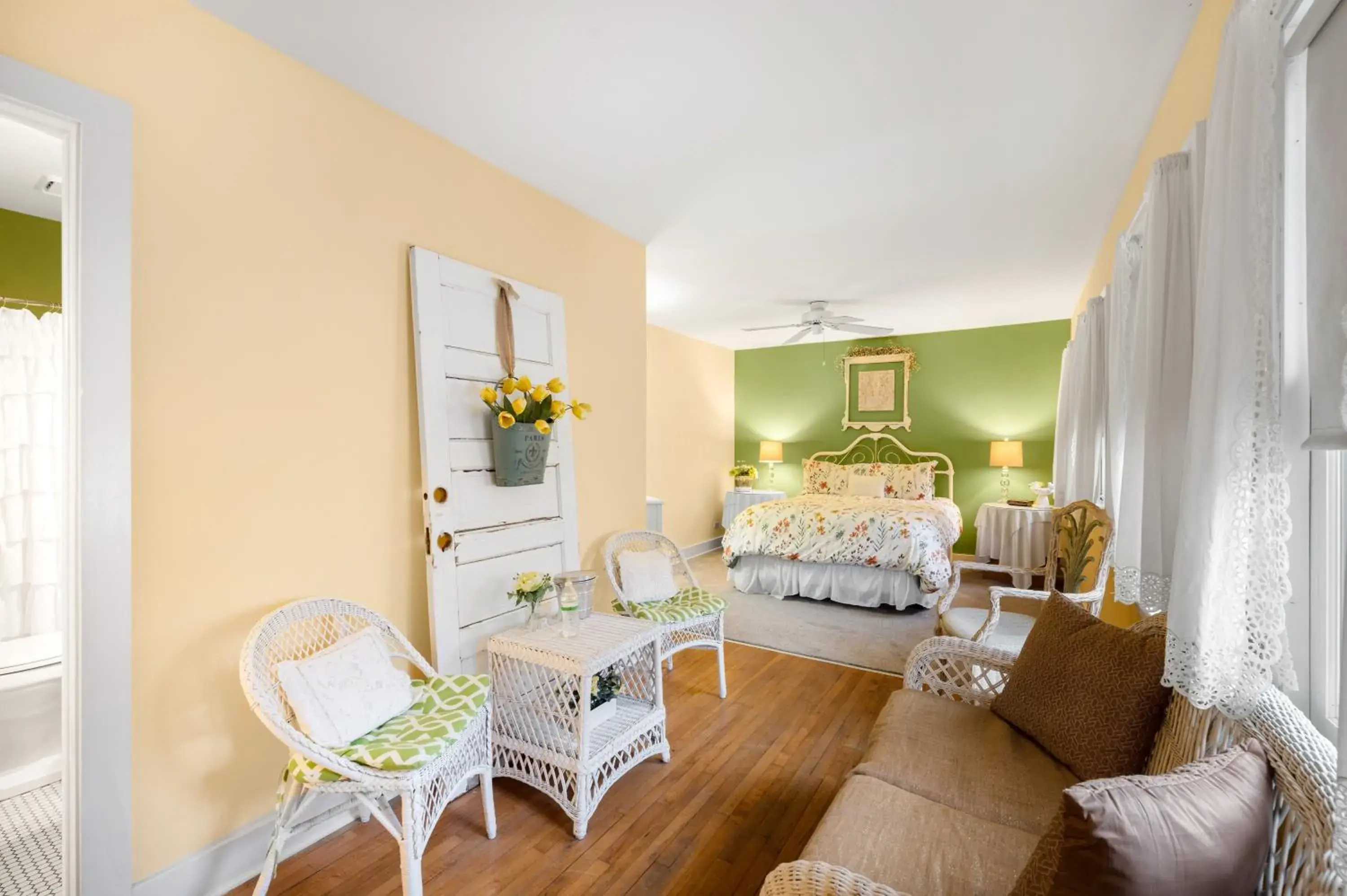 Queen Room - Spring in The Inn at Union Pier Queen Room - Spring in The Inn at Union Pier