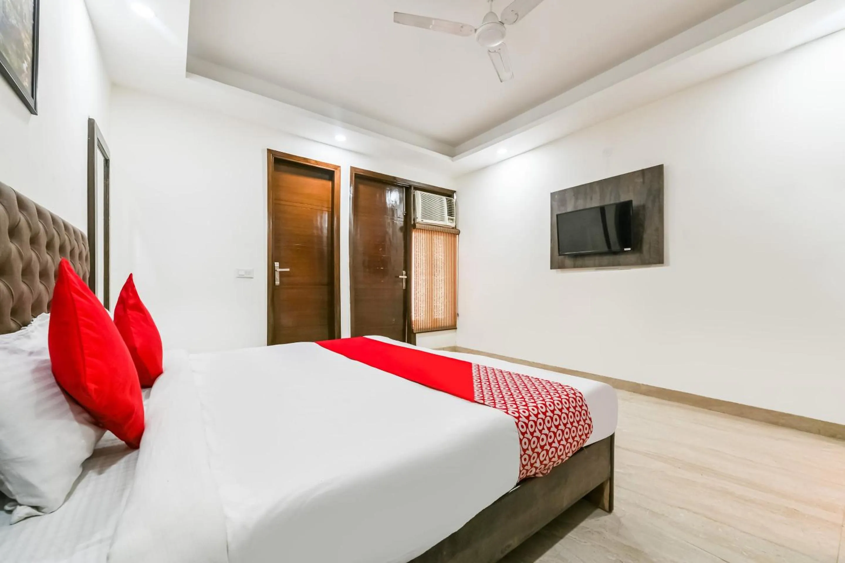 Bedroom, Bed in Hotel O Premium Rooms Chhatarpur