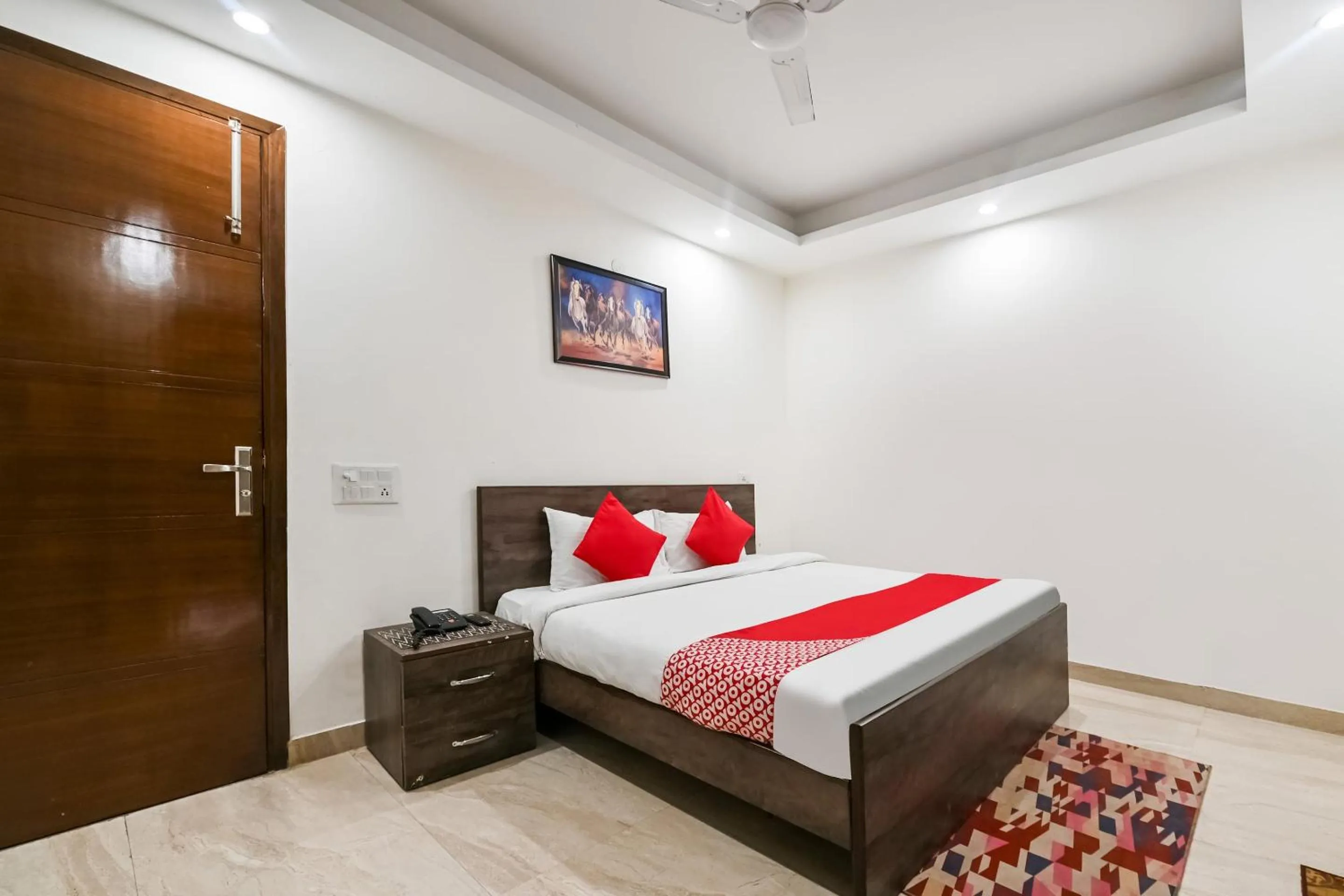 Bedroom, Bed in Hotel O Premium Rooms Chhatarpur