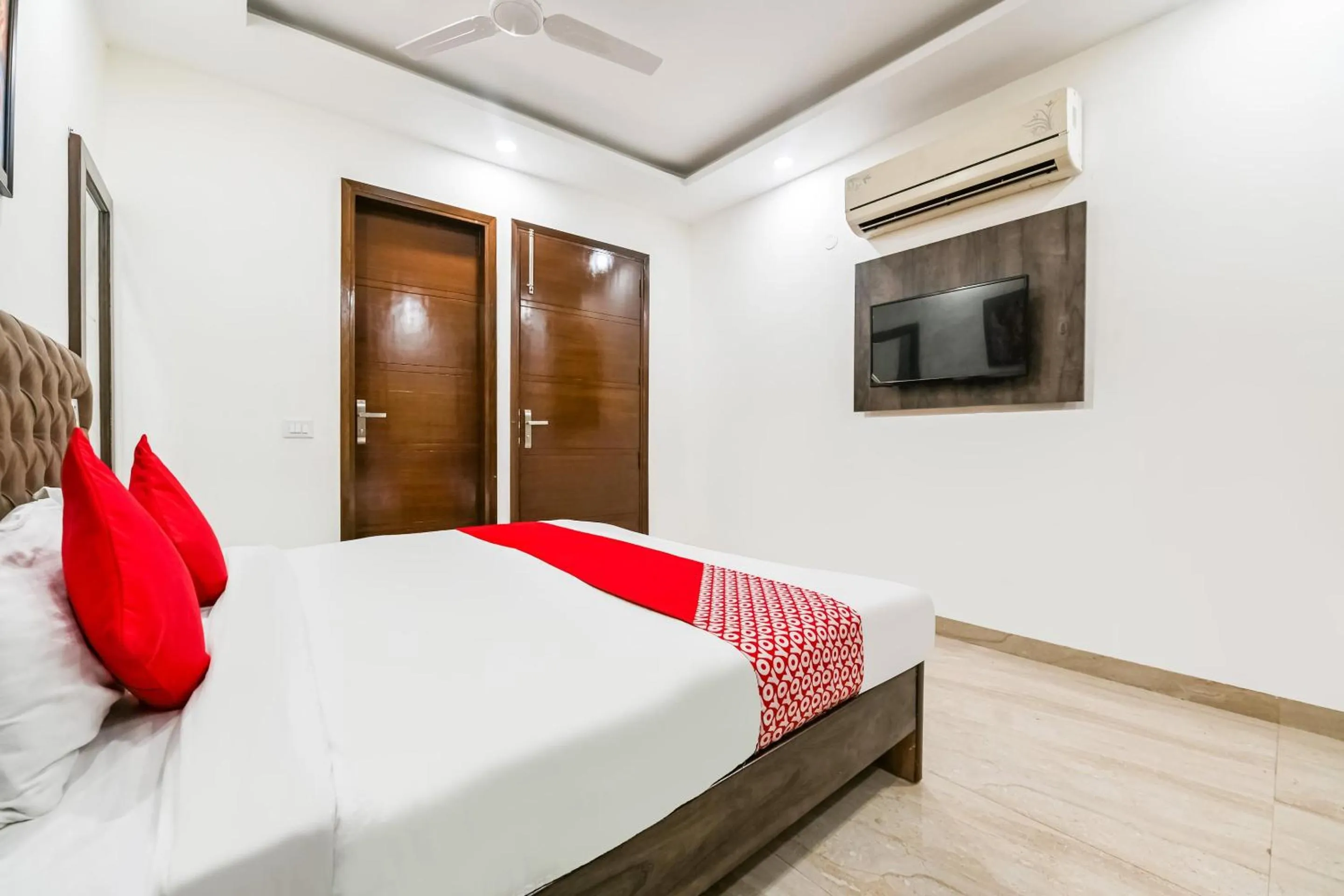 Bedroom, Bed in Hotel O Premium Rooms Chhatarpur