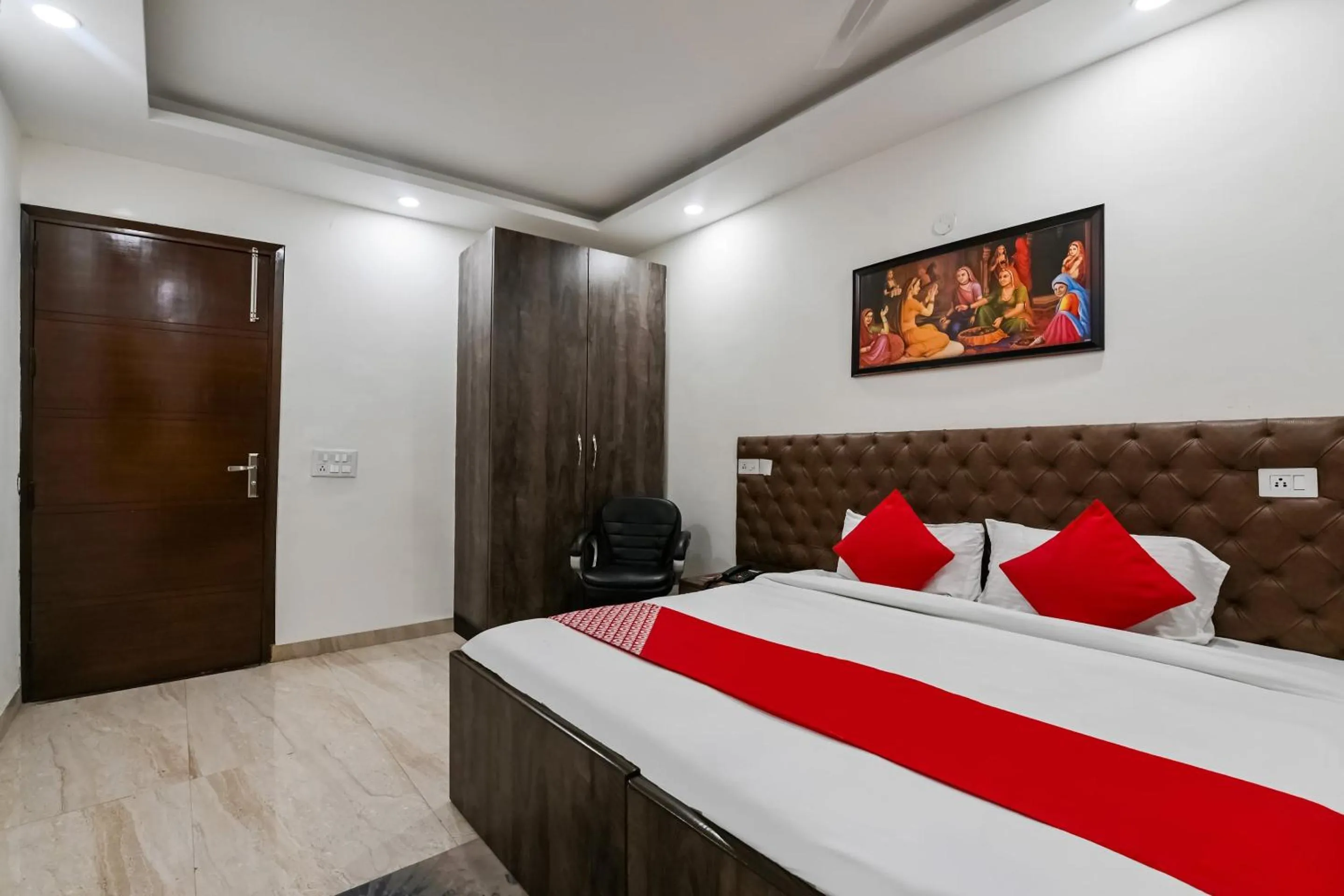 Bedroom, Bed in Hotel O Premium Rooms Chhatarpur