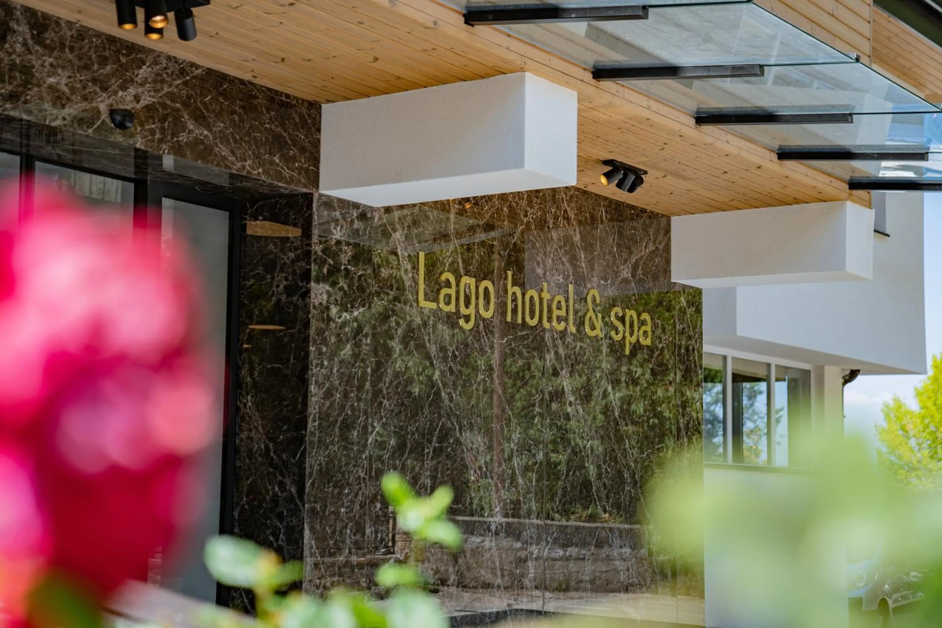 Facade/entrance in Lago Hotel