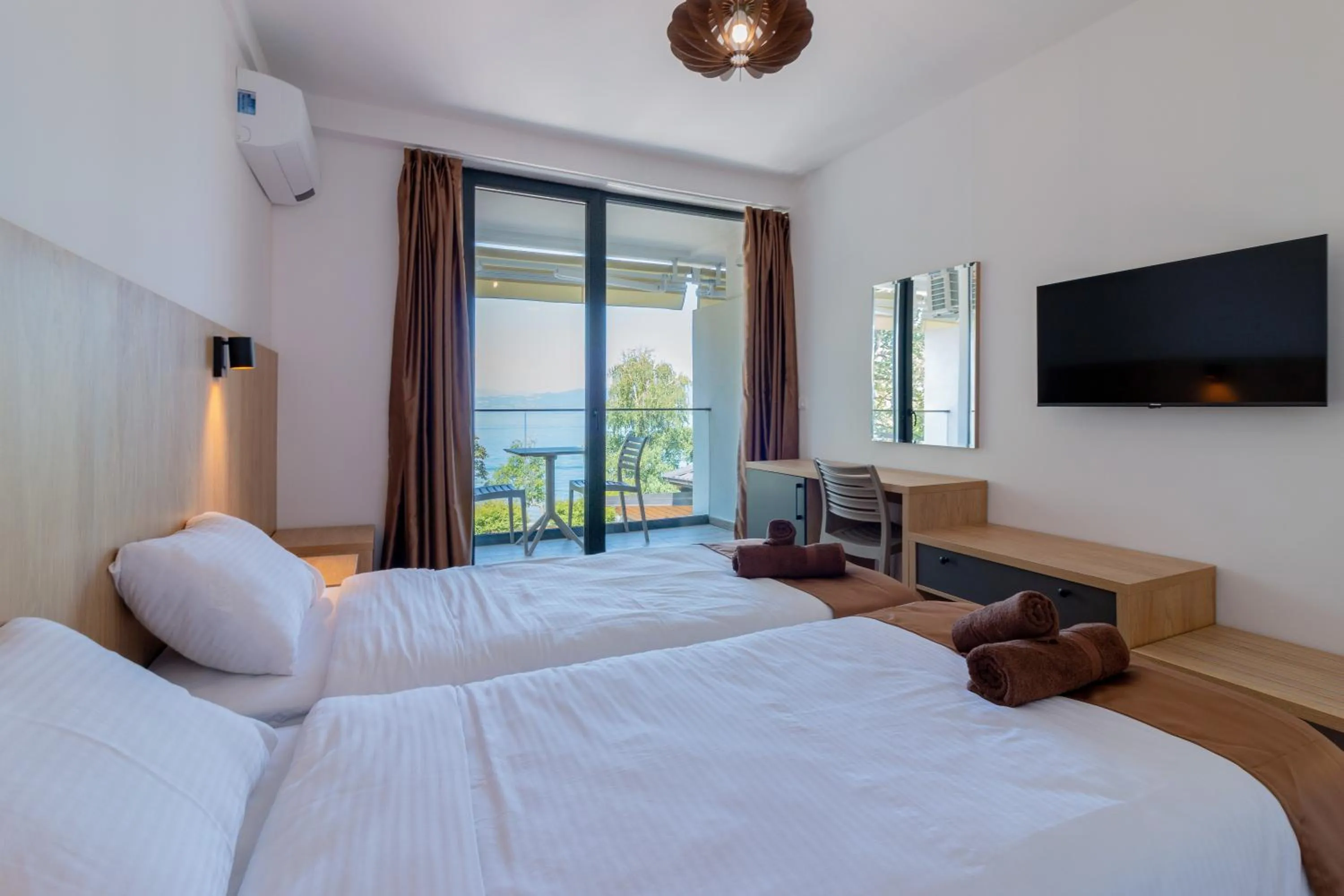 Photo of the whole room, Bed in Lago Hotel