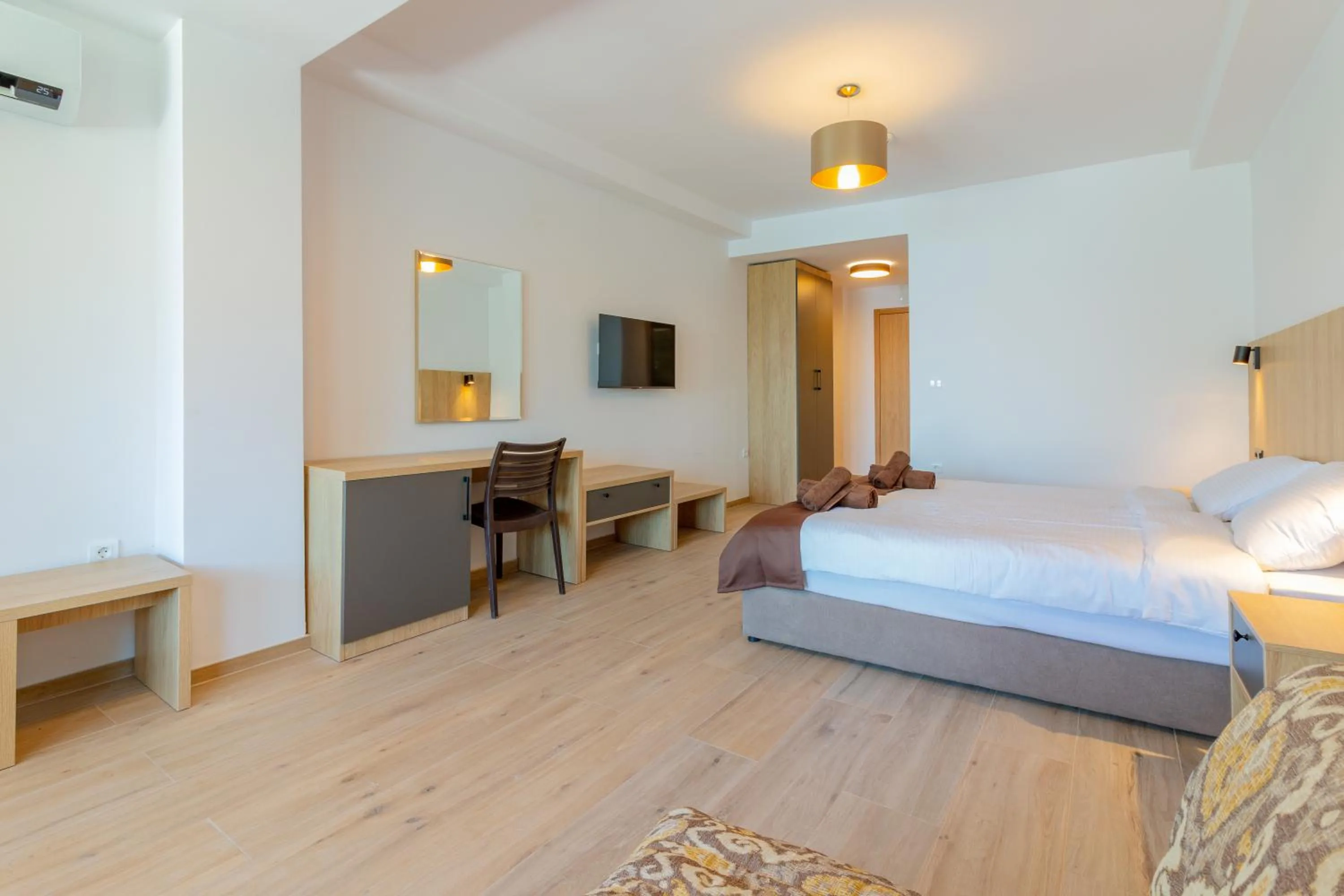 Bedroom, Bed in Lago Hotel