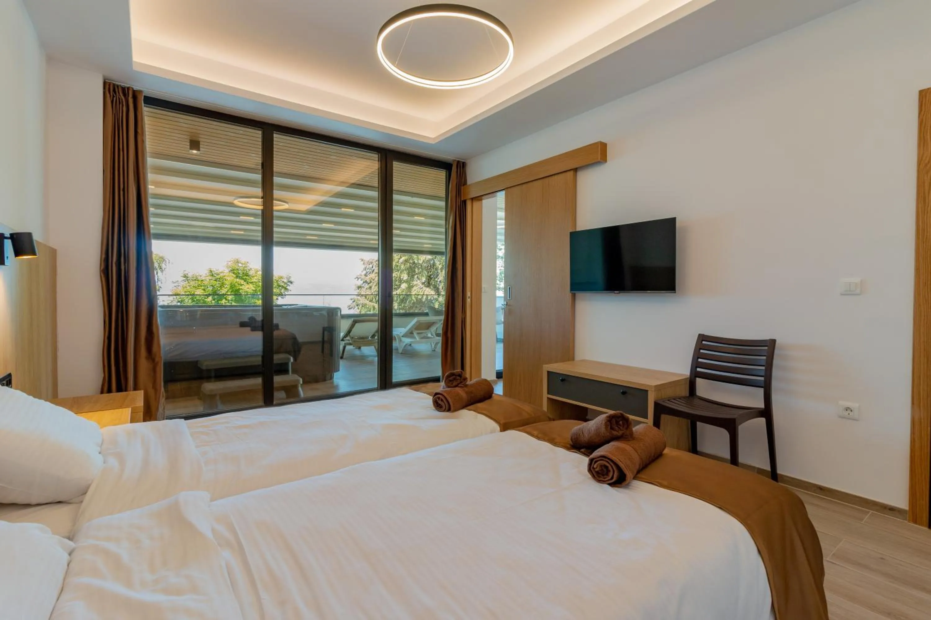 Bedroom, Bed in Lago Hotel