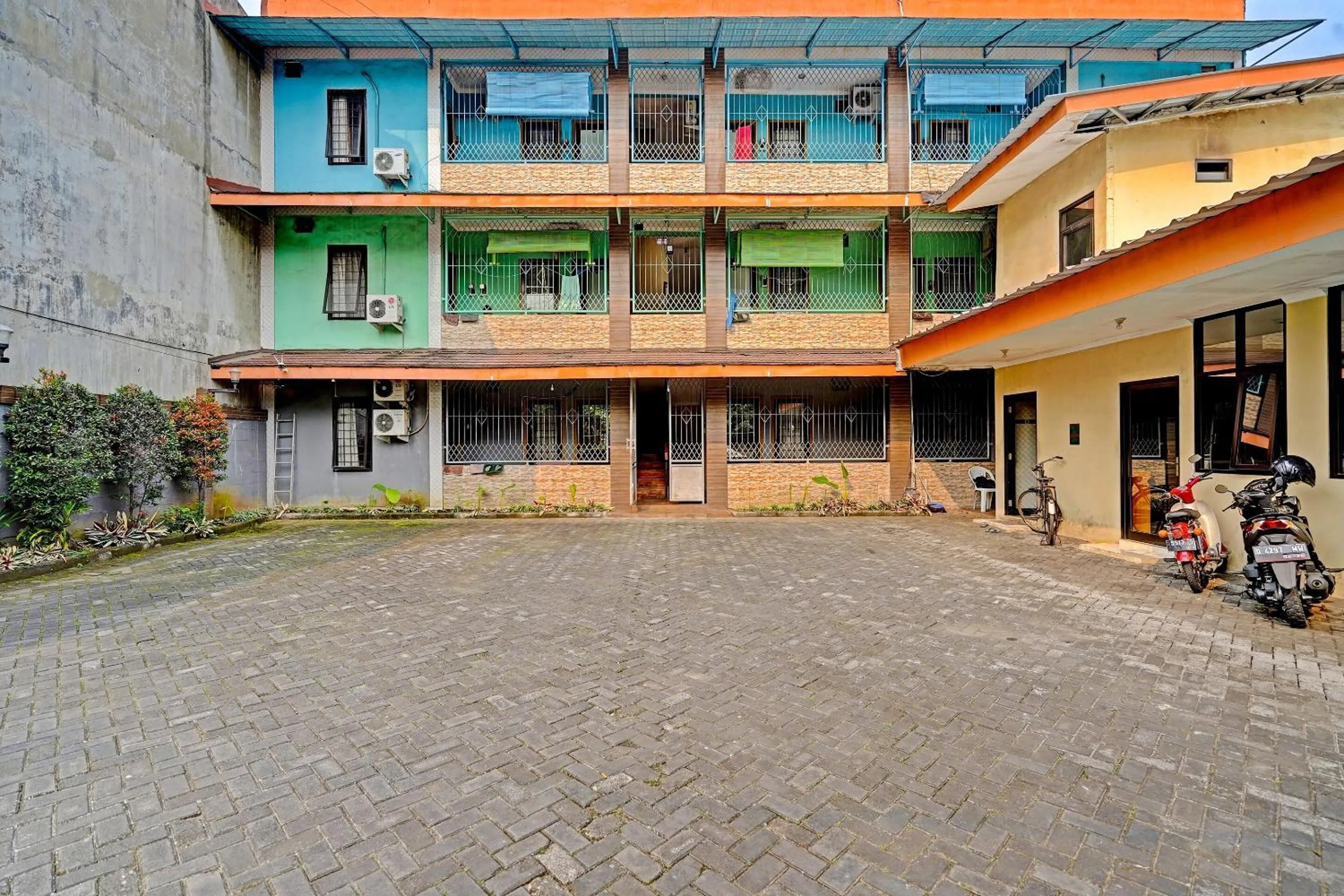 Facade/entrance in OYO 91547 Graha Hermawan Guest House Syariah