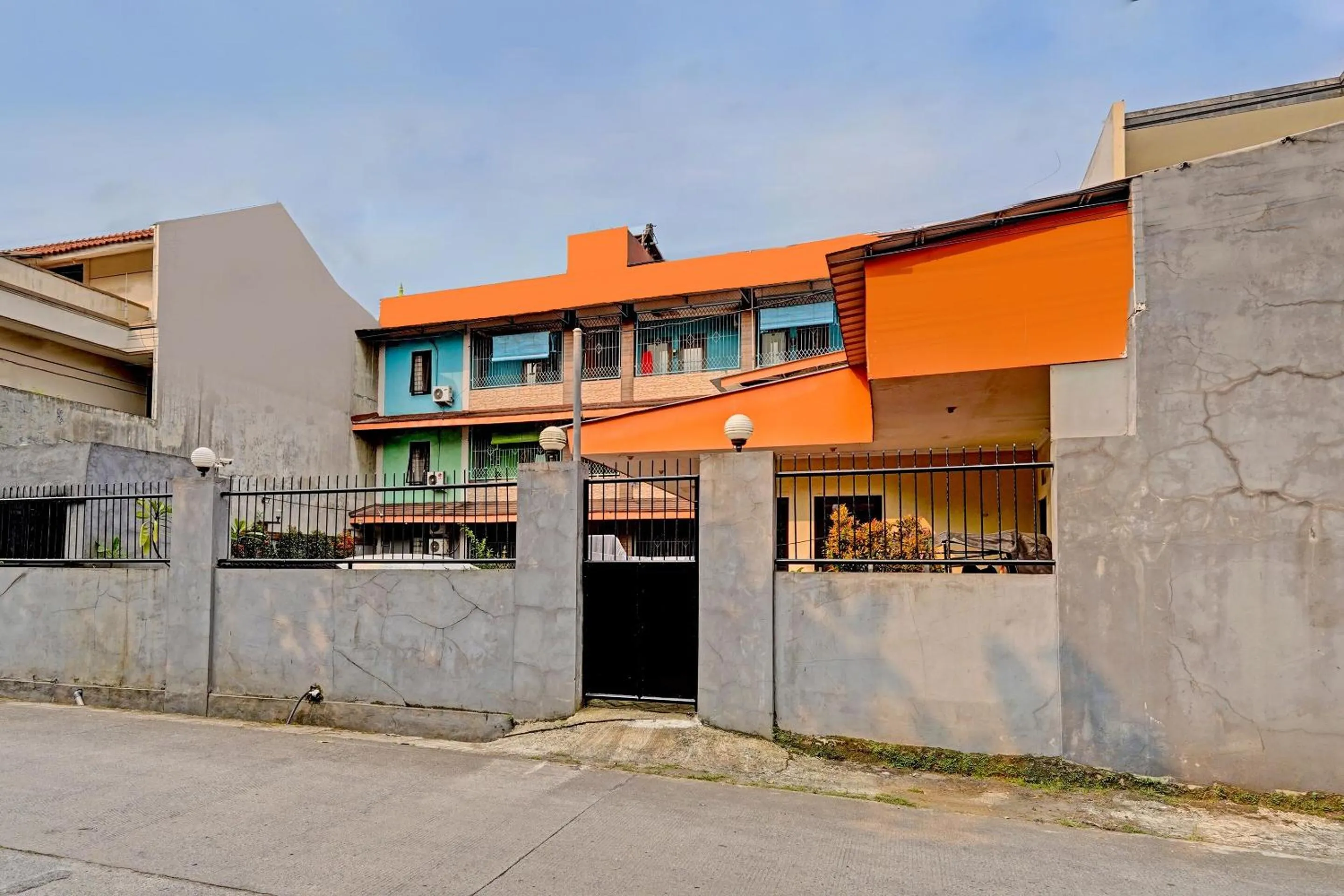 Facade/entrance in OYO 91547 Graha Hermawan Guest House Syariah