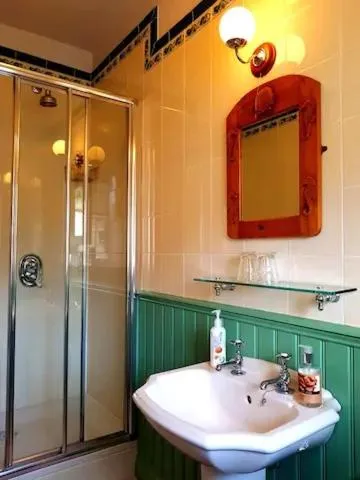 No 6 The Square Tearooms & Accommodation