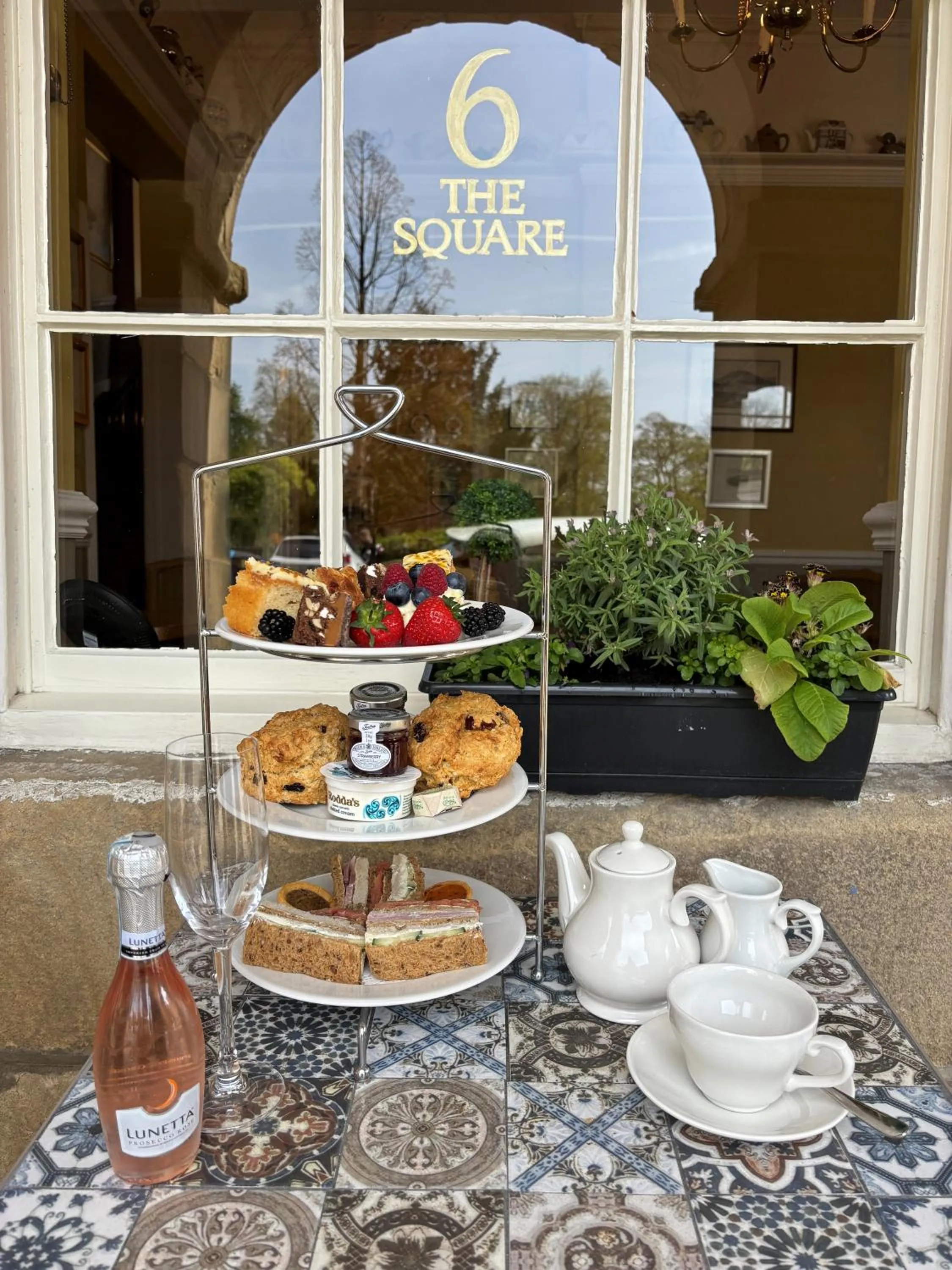 Restaurant/places to eat in No 6 The Square Tearooms & Accommodation