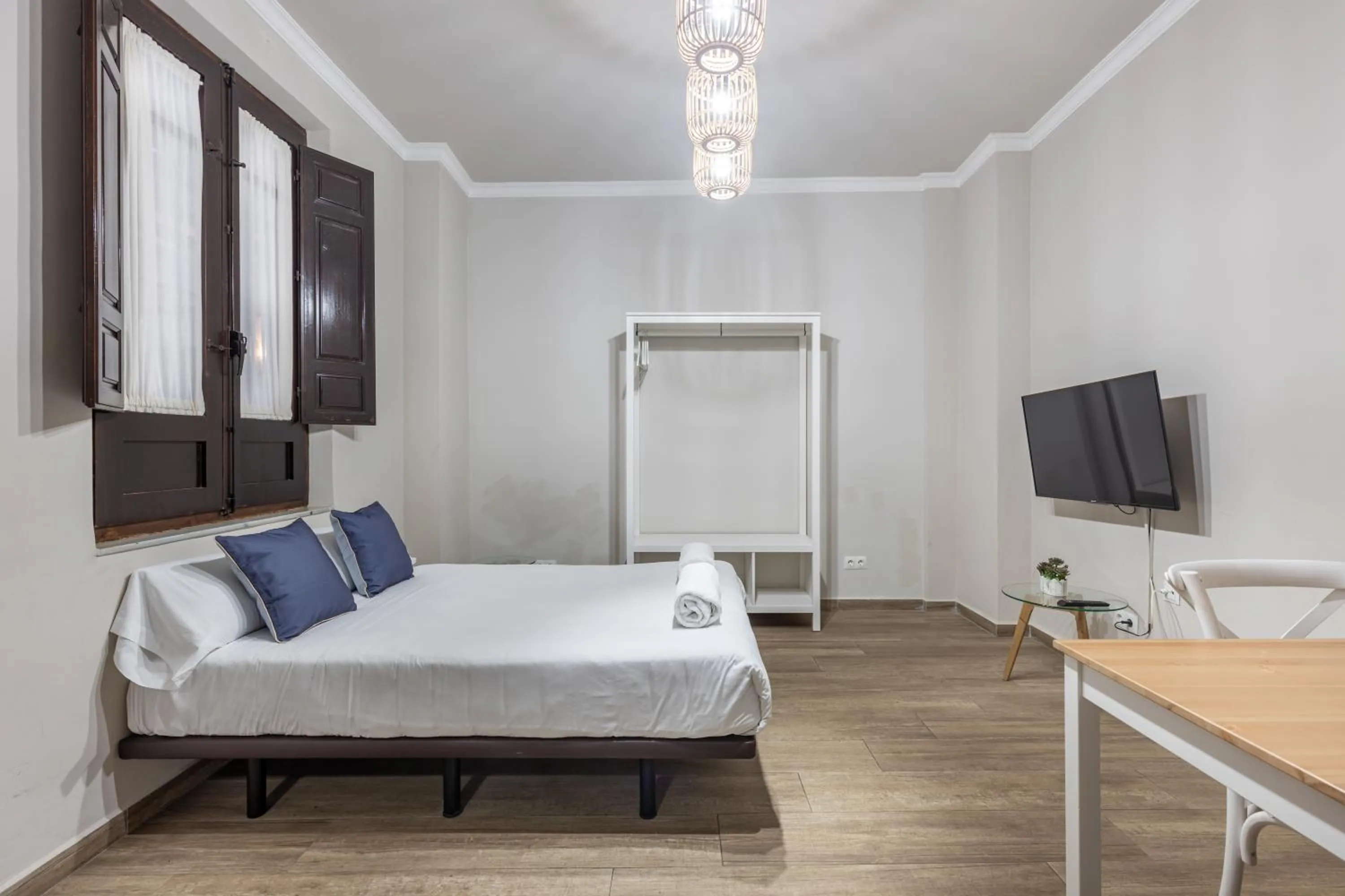 Living room, Bed in Apartamentos Alhambra Granada 3000