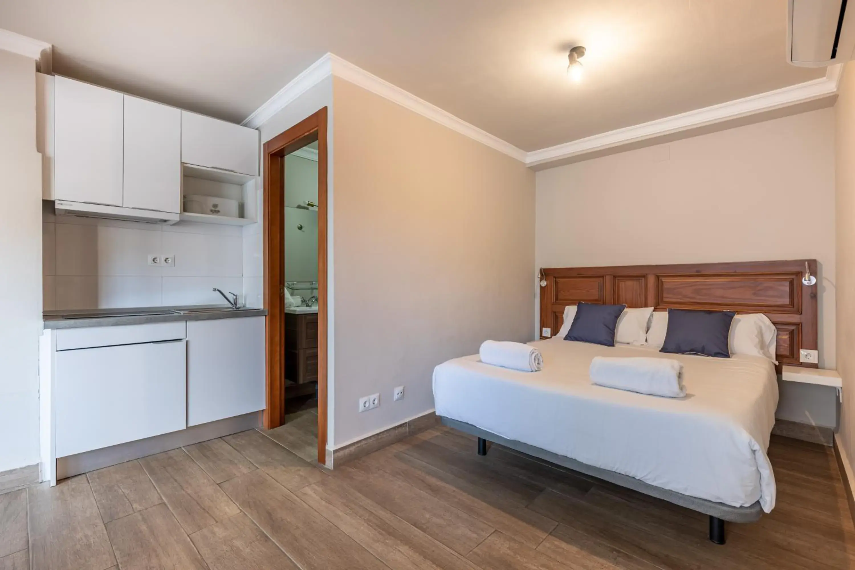 Kitchen or kitchenette, Bed in Apartamentos Alhambra Granada 3000 Kitchen or kitchenette, Bed in Apartamentos Alhambra Granada 3000