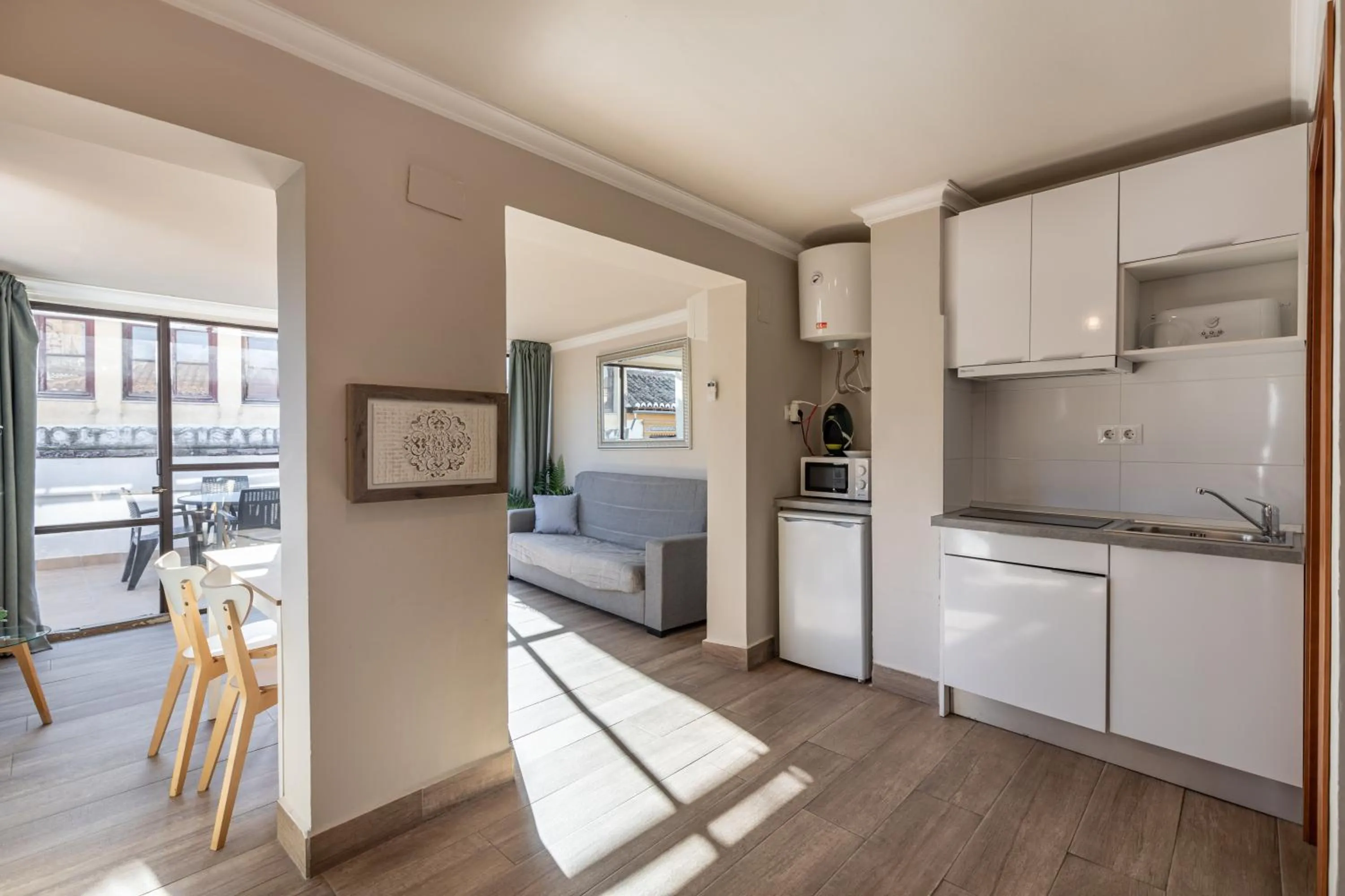 Kitchen or kitchenette in Apartamentos Alhambra Granada 3000