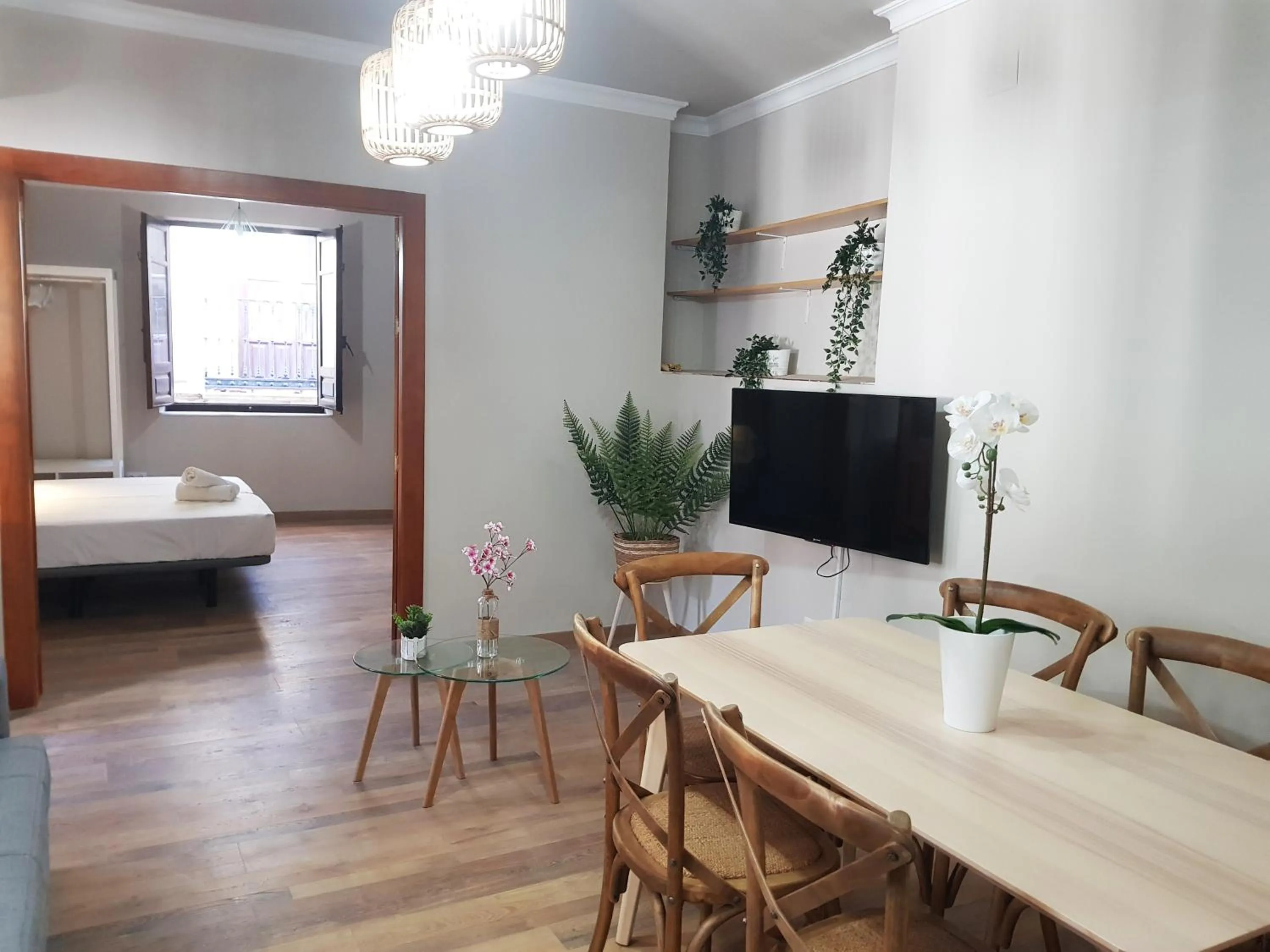 Dining area, Bed in Apartamentos Alhambra Granada 3000