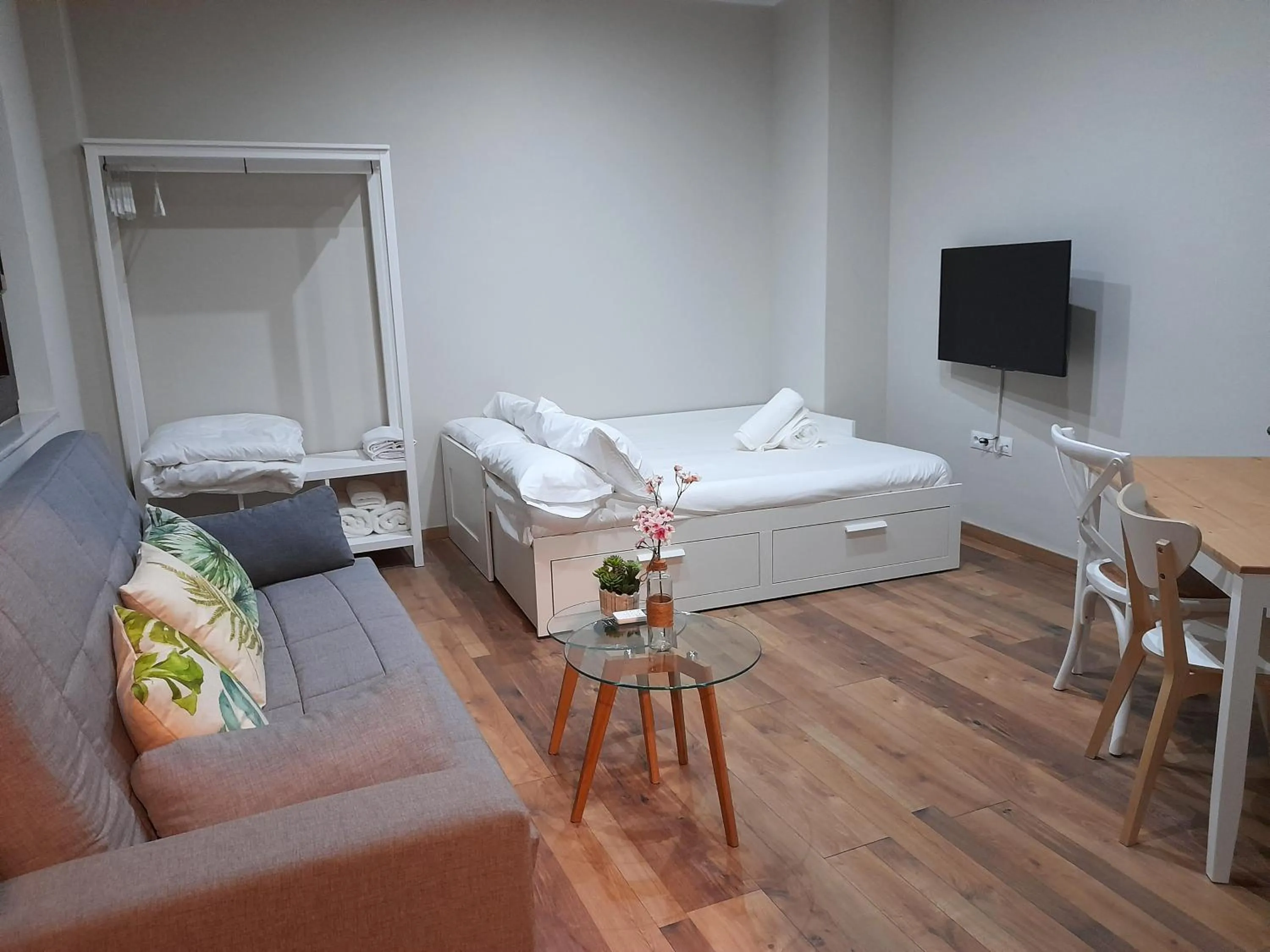 Living room, Bed in Apartamentos Alhambra Granada 3000