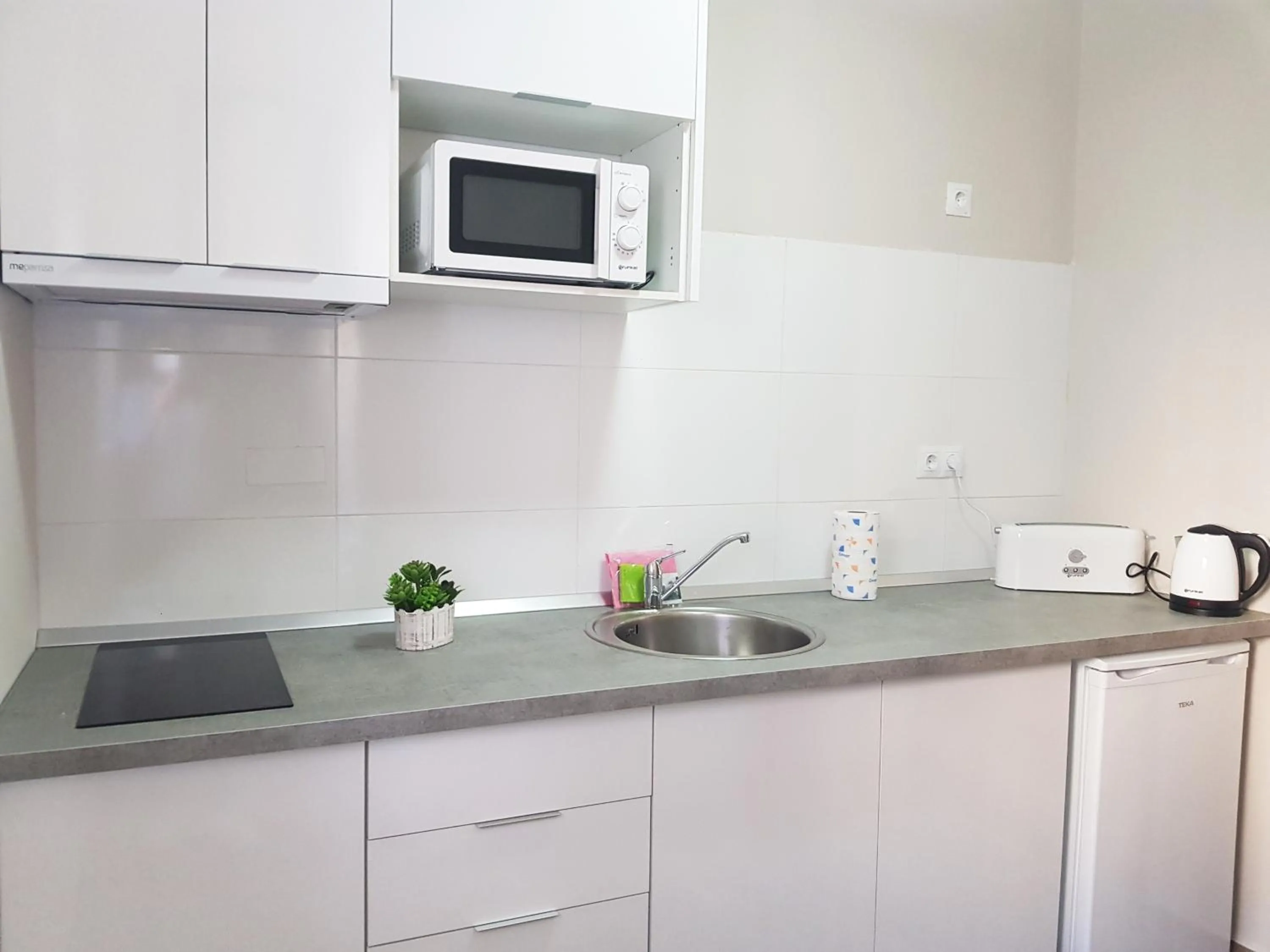 Kitchen or kitchenette in Apartamentos Alhambra Granada 3000