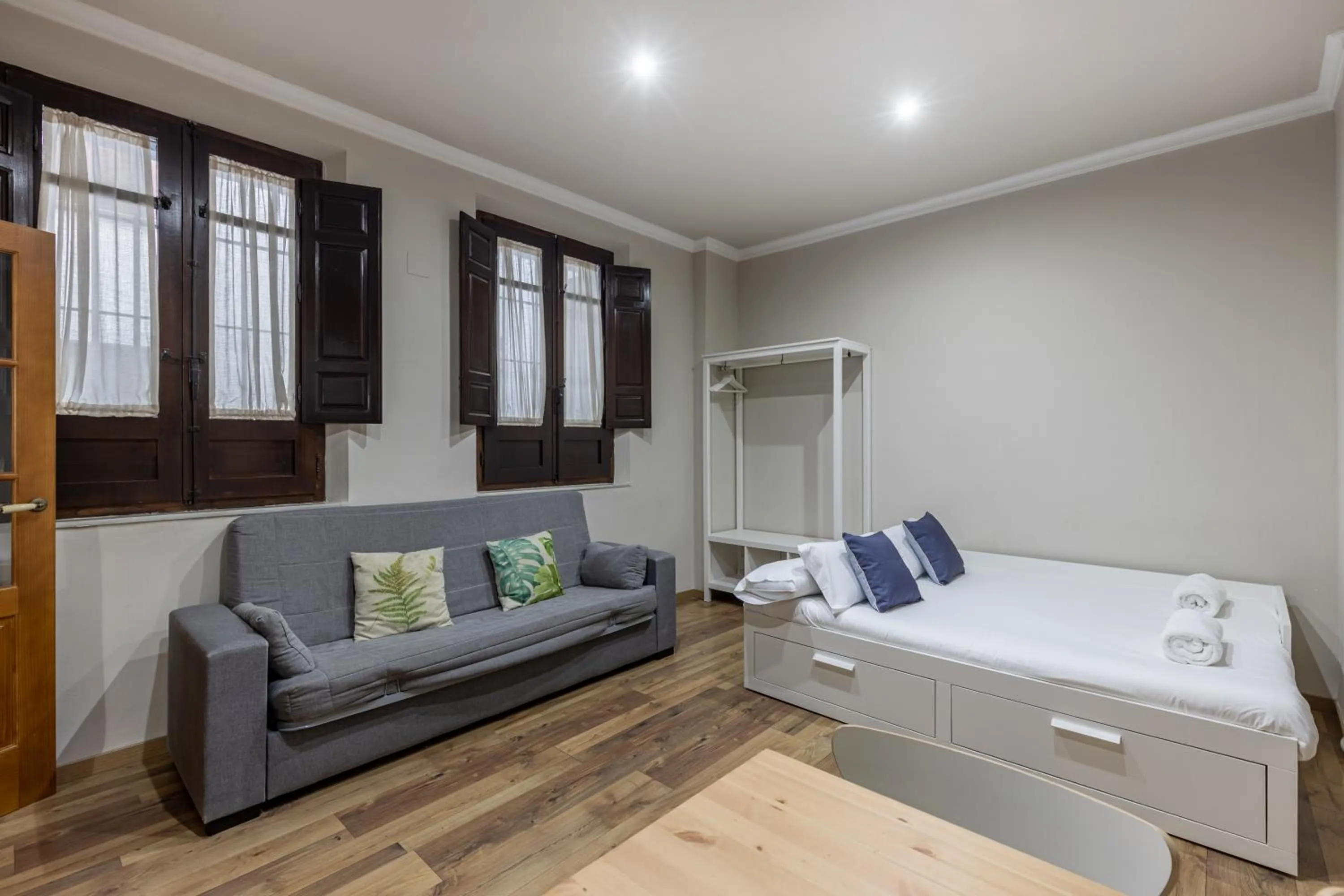 Living room, Bed in Apartamentos Alhambra Granada 3000