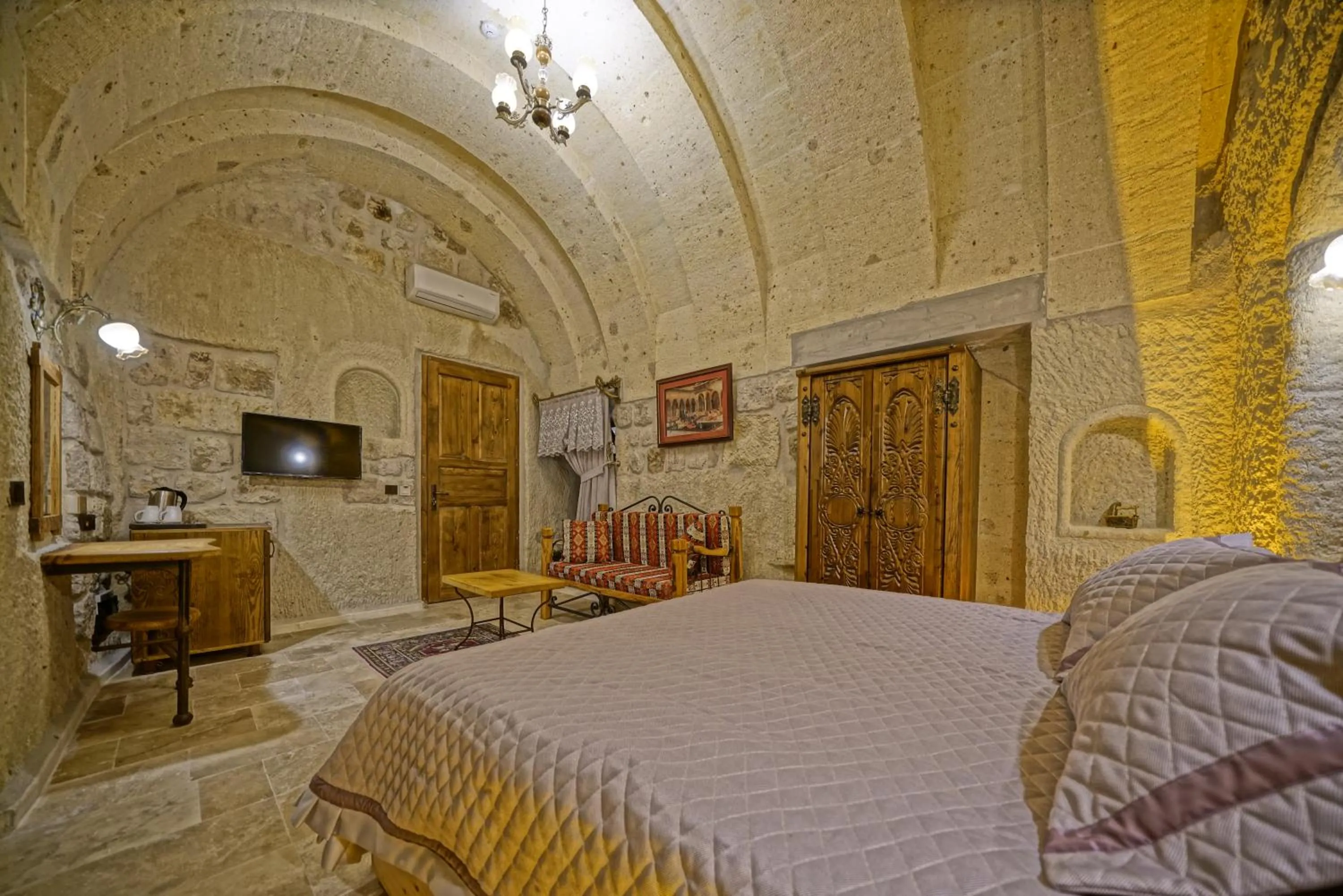 Photo of the whole room, Bed in Cappadocia Cave Lodge