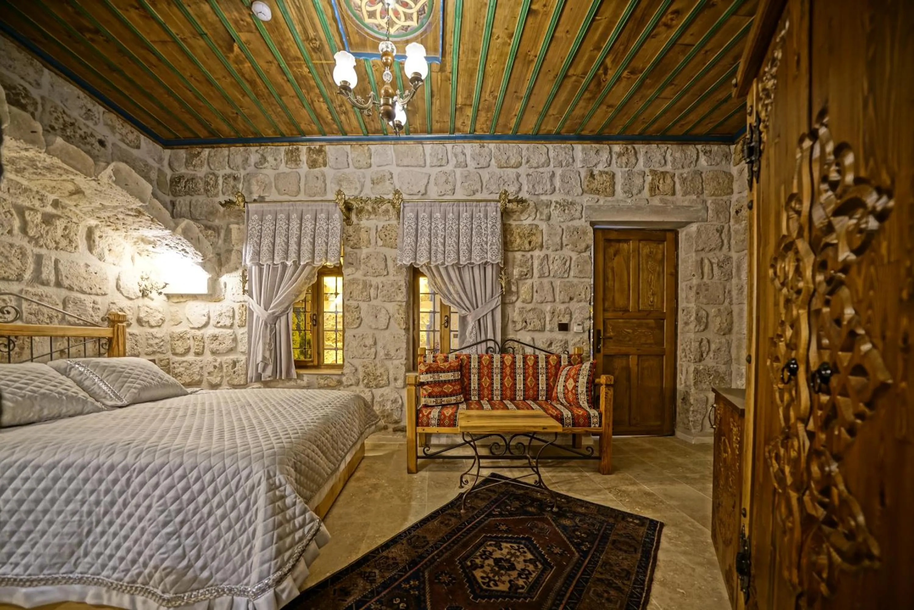 Photo of the whole room, Bed in Cappadocia Cave Lodge