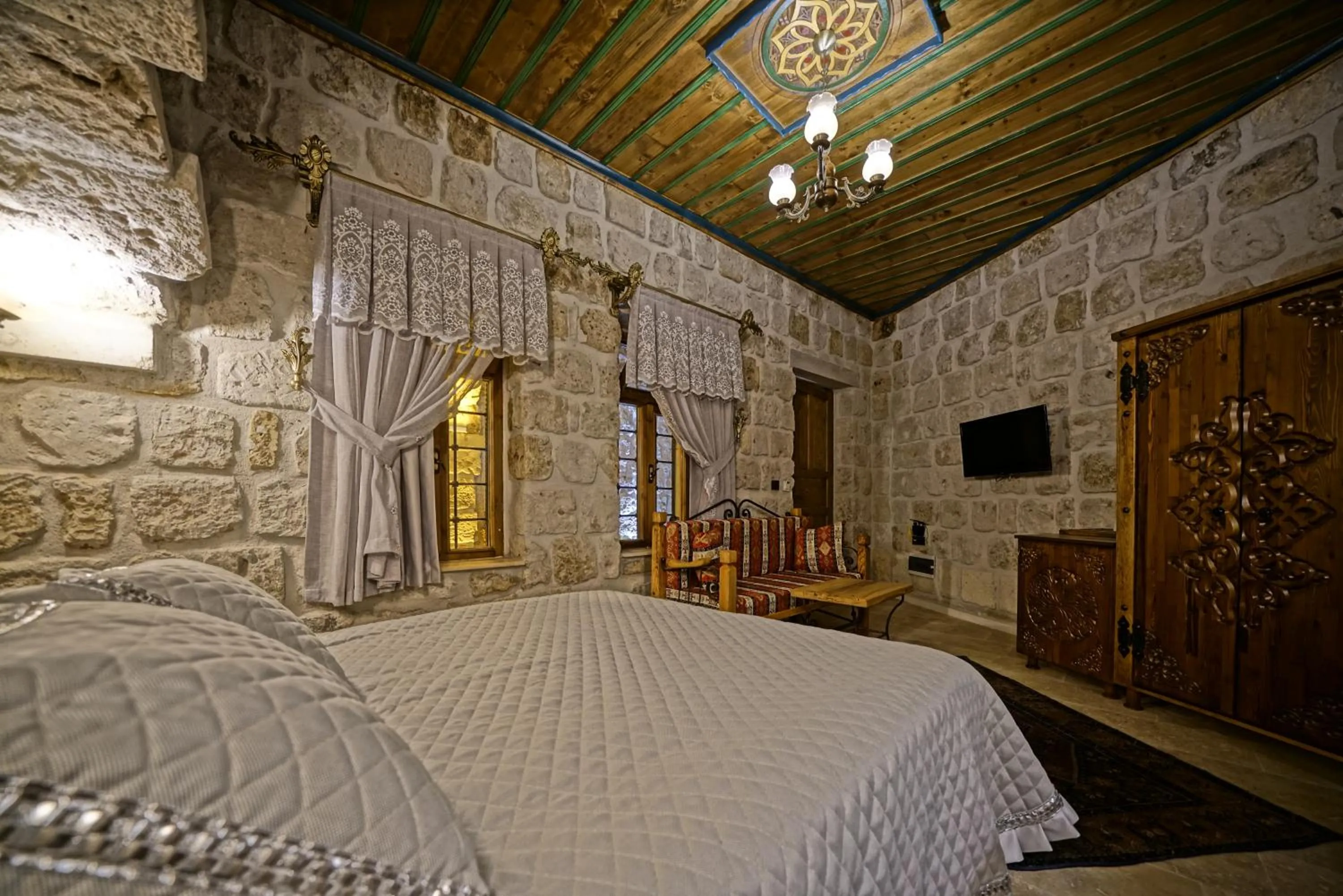 Photo of the whole room, Bed in Cappadocia Cave Lodge