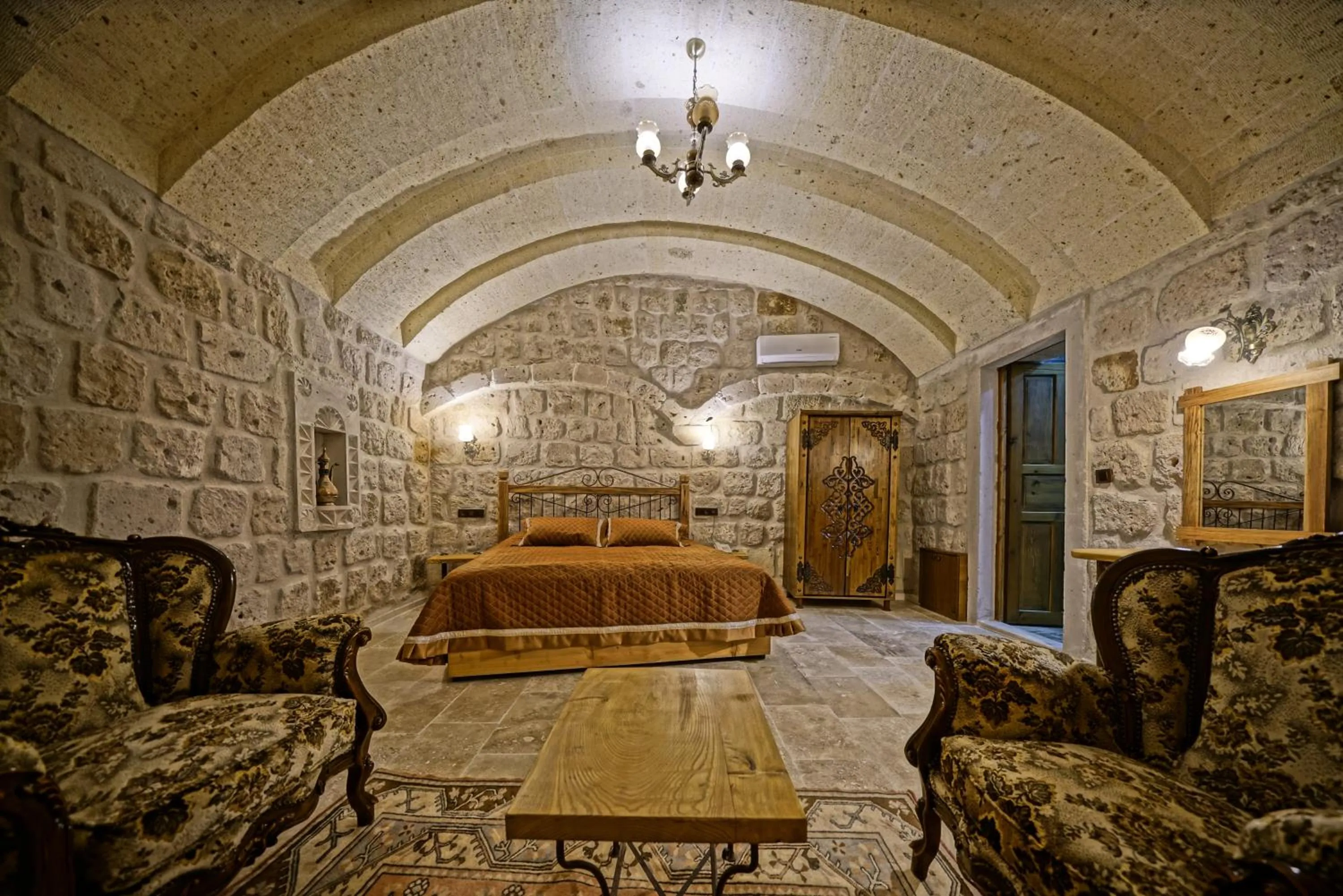Photo of the whole room, Bed in Cappadocia Cave Lodge