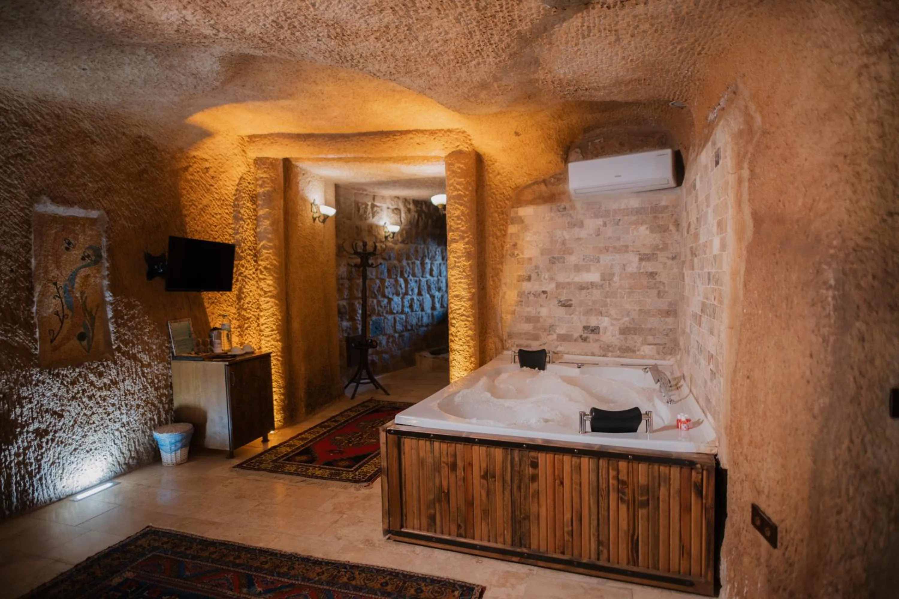 Bath, Bed in Cappadocia Cave Lodge