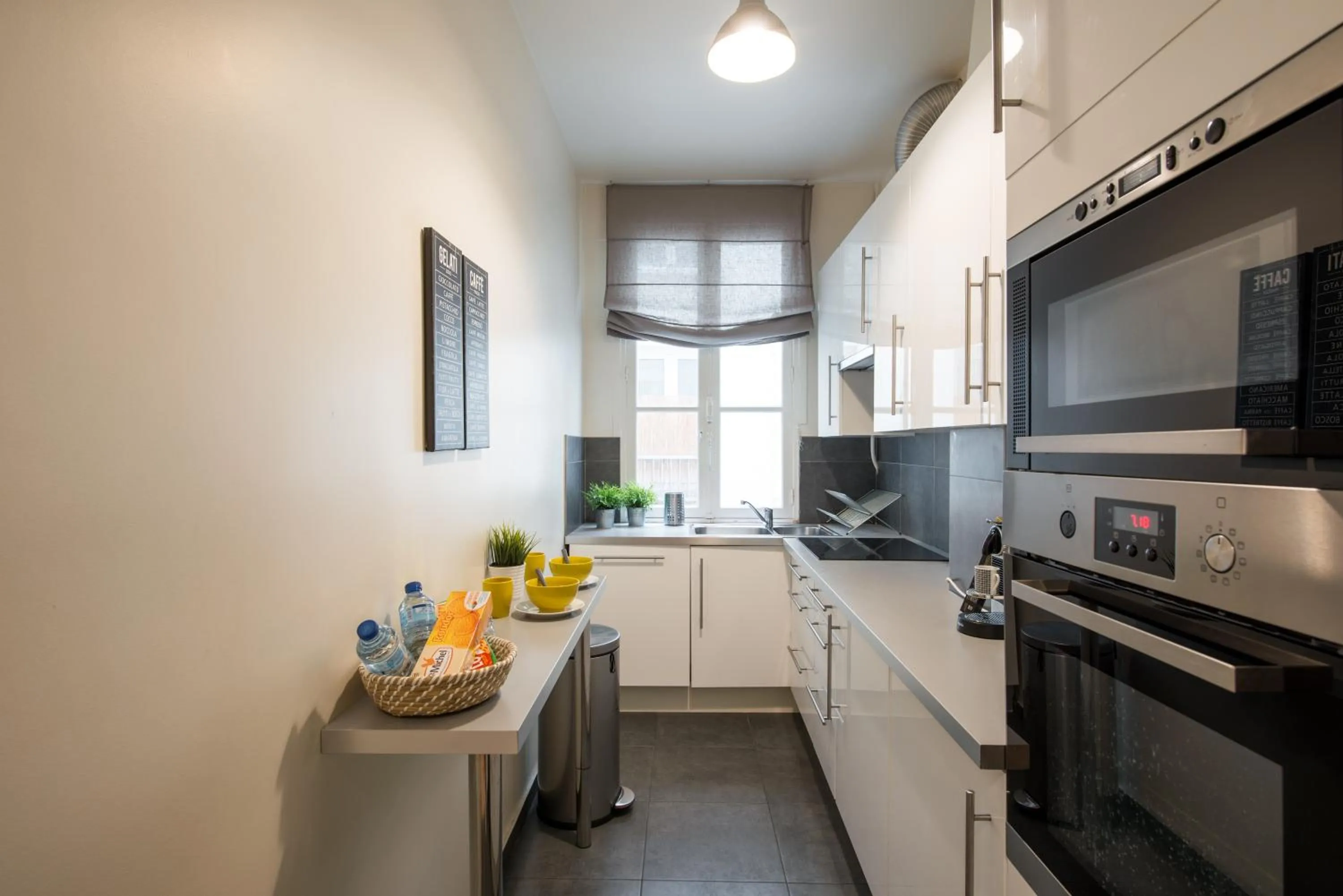 Kitchen or kitchenette in 2 BR Appartement Near Tour Eiffel & Trocadéro