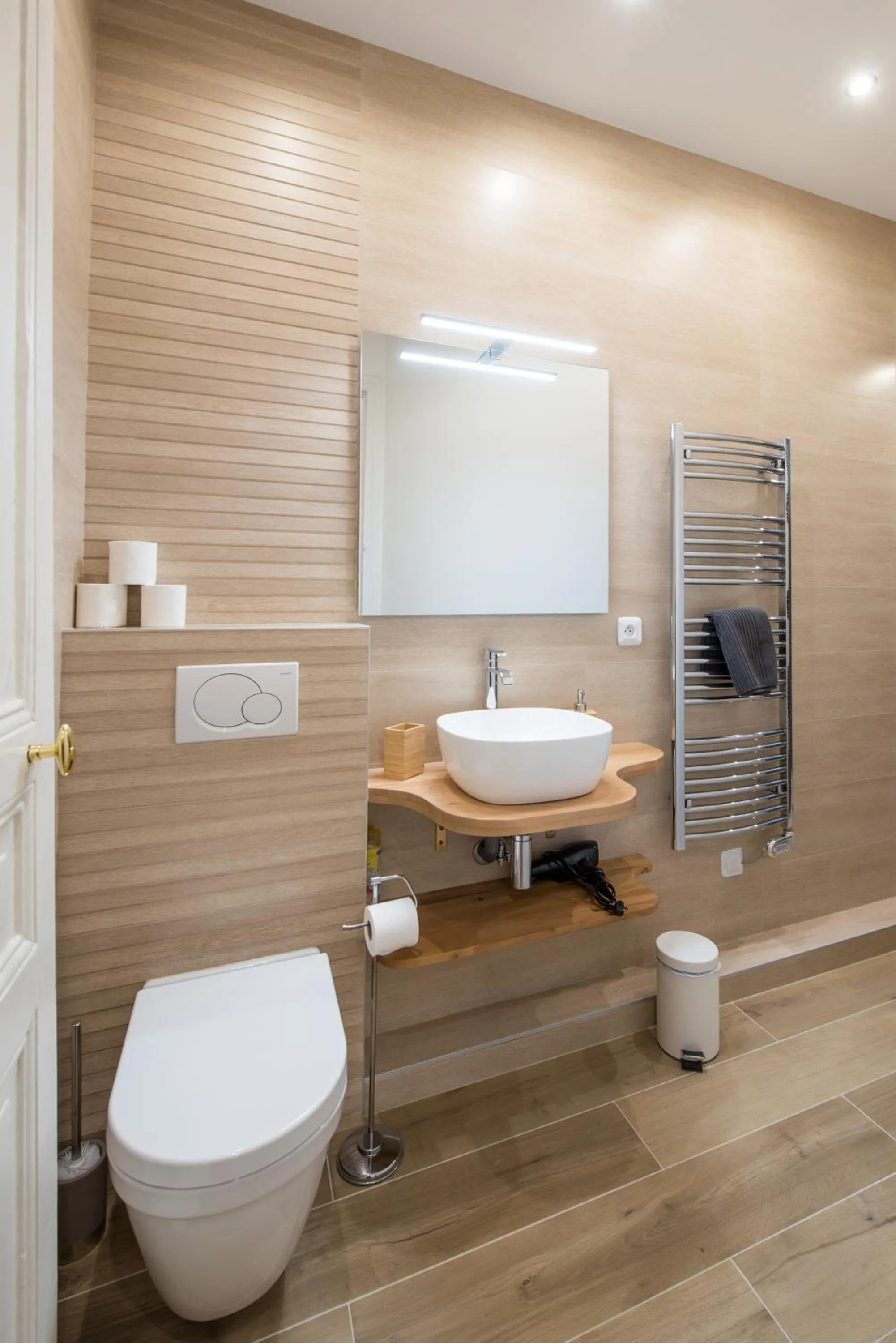 Bathroom in 2 BR Appartement Near Tour Eiffel & Trocadéro