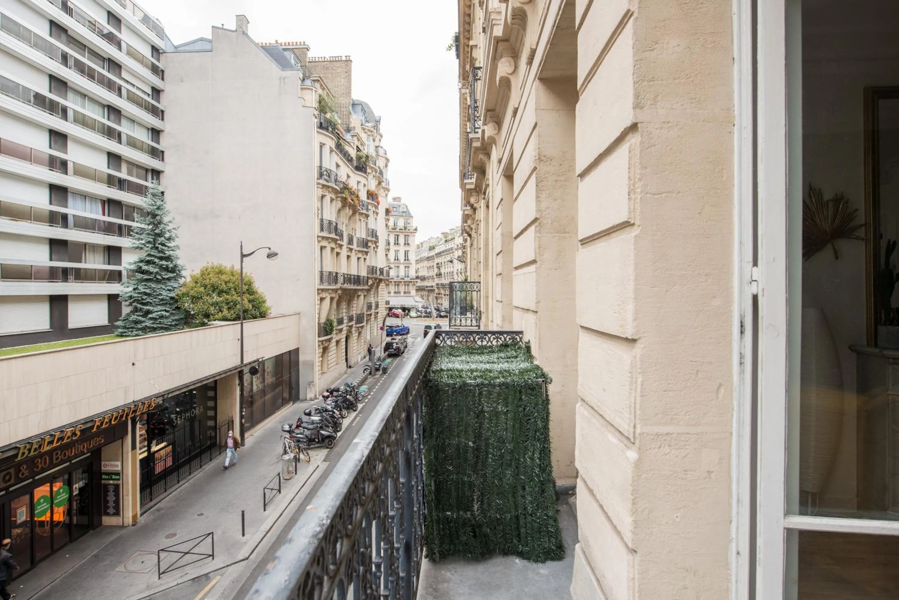 Balcony/Terrace in 2 BR Appartement Near Tour Eiffel & Trocadéro