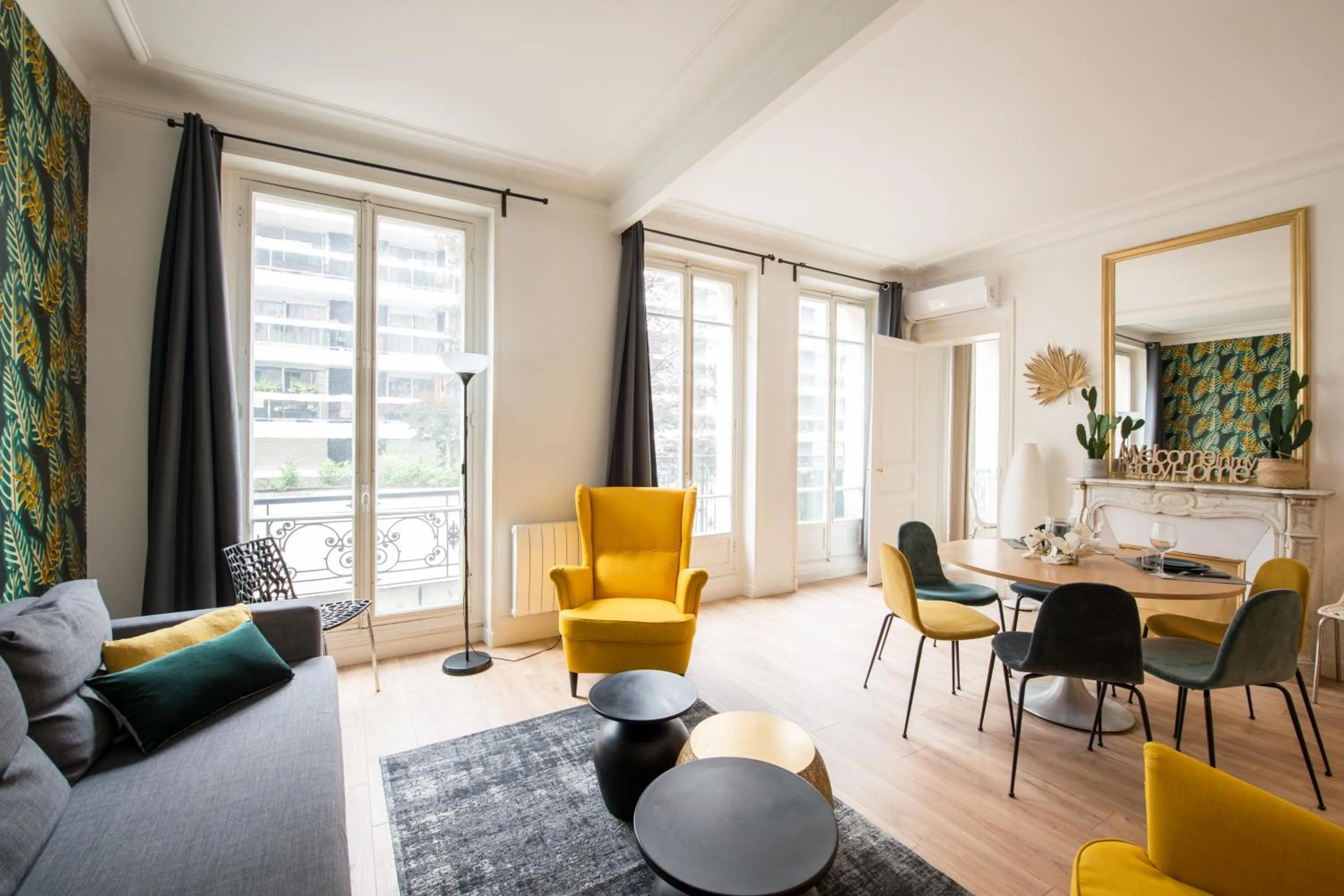 Living room in 2 BR Appartement Near Tour Eiffel & Trocadéro