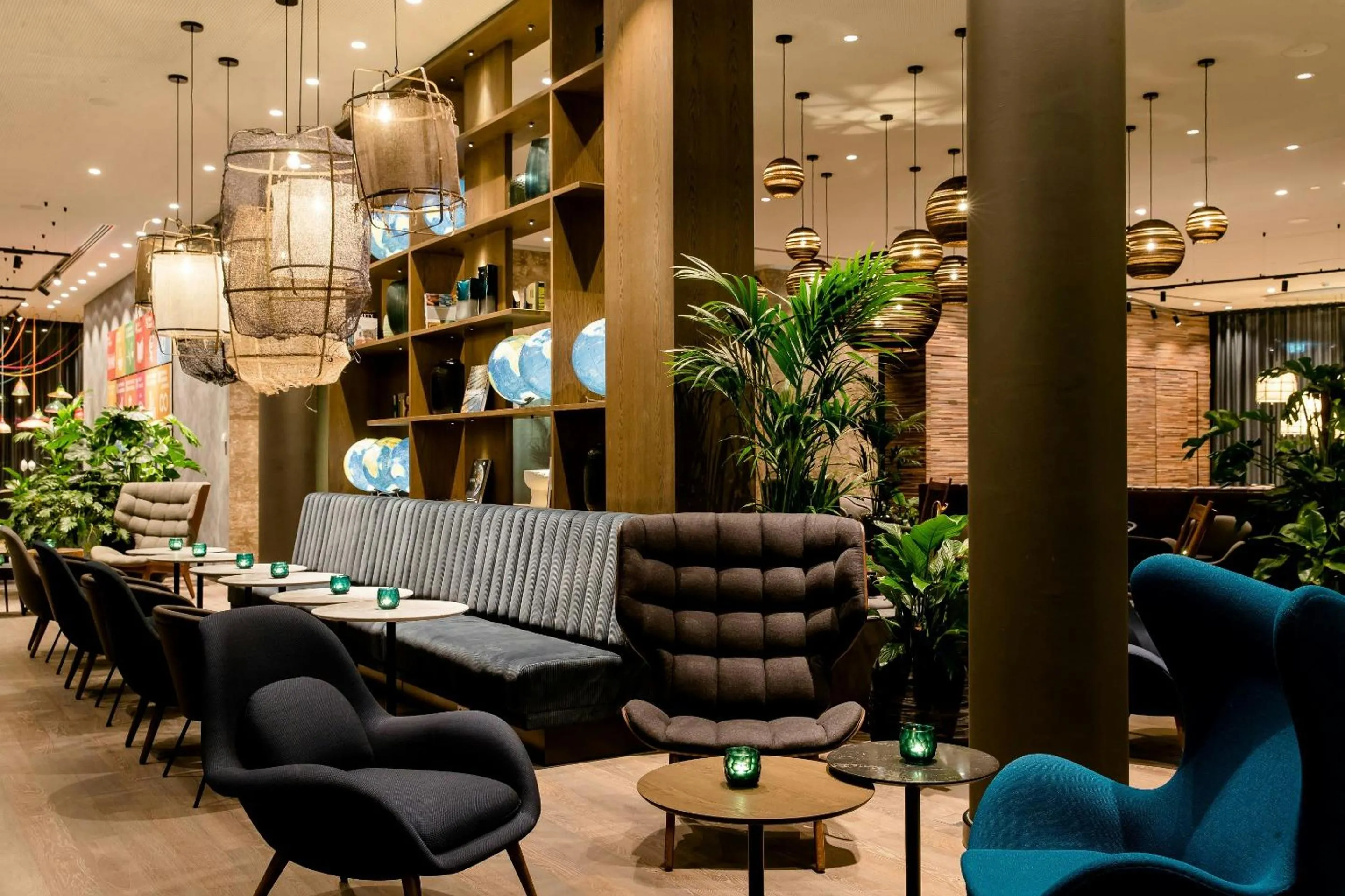 Lounge or bar in Motel One Bonn-Hauptbahnhof