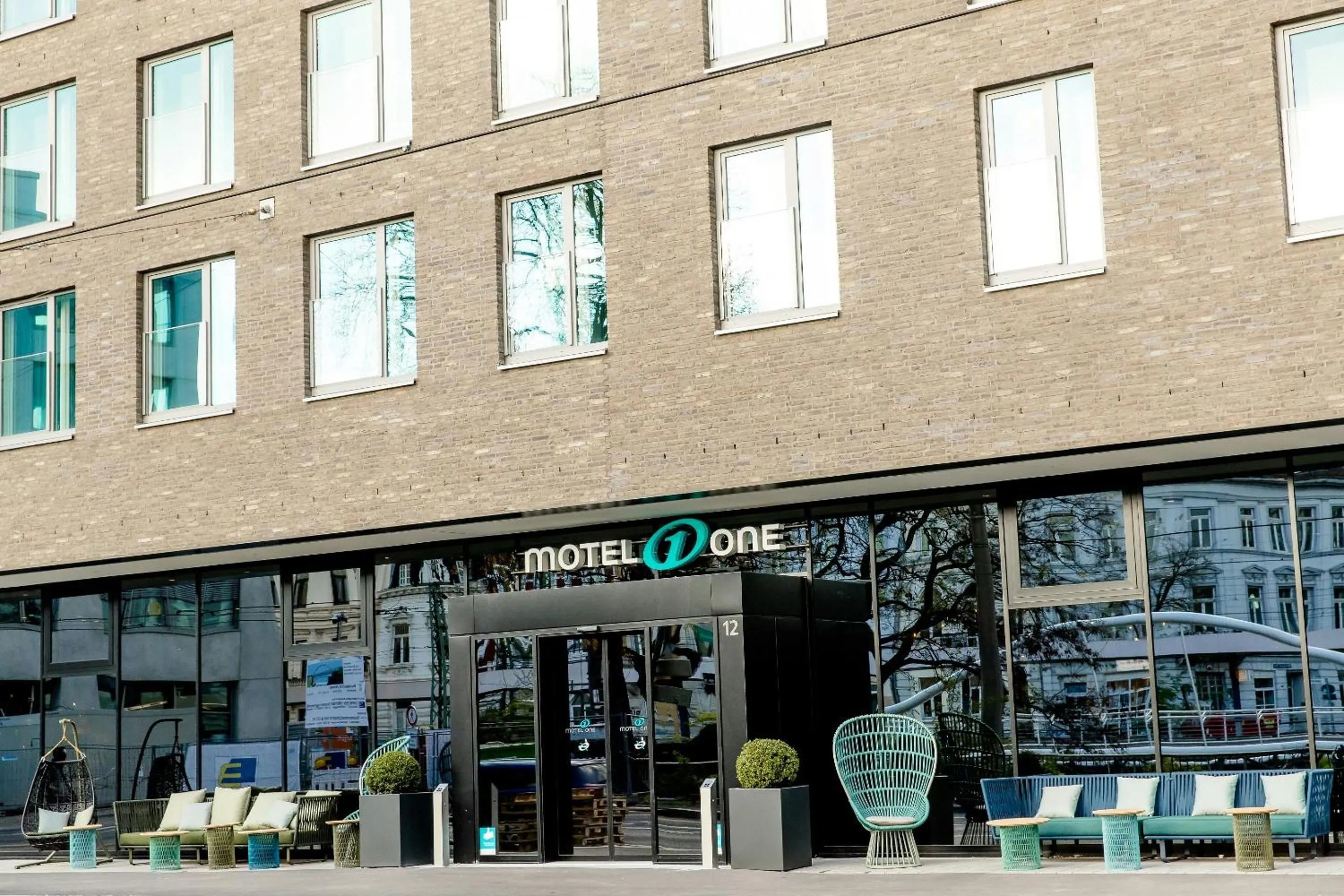 Facade/entrance in Motel One Bonn-Hauptbahnhof