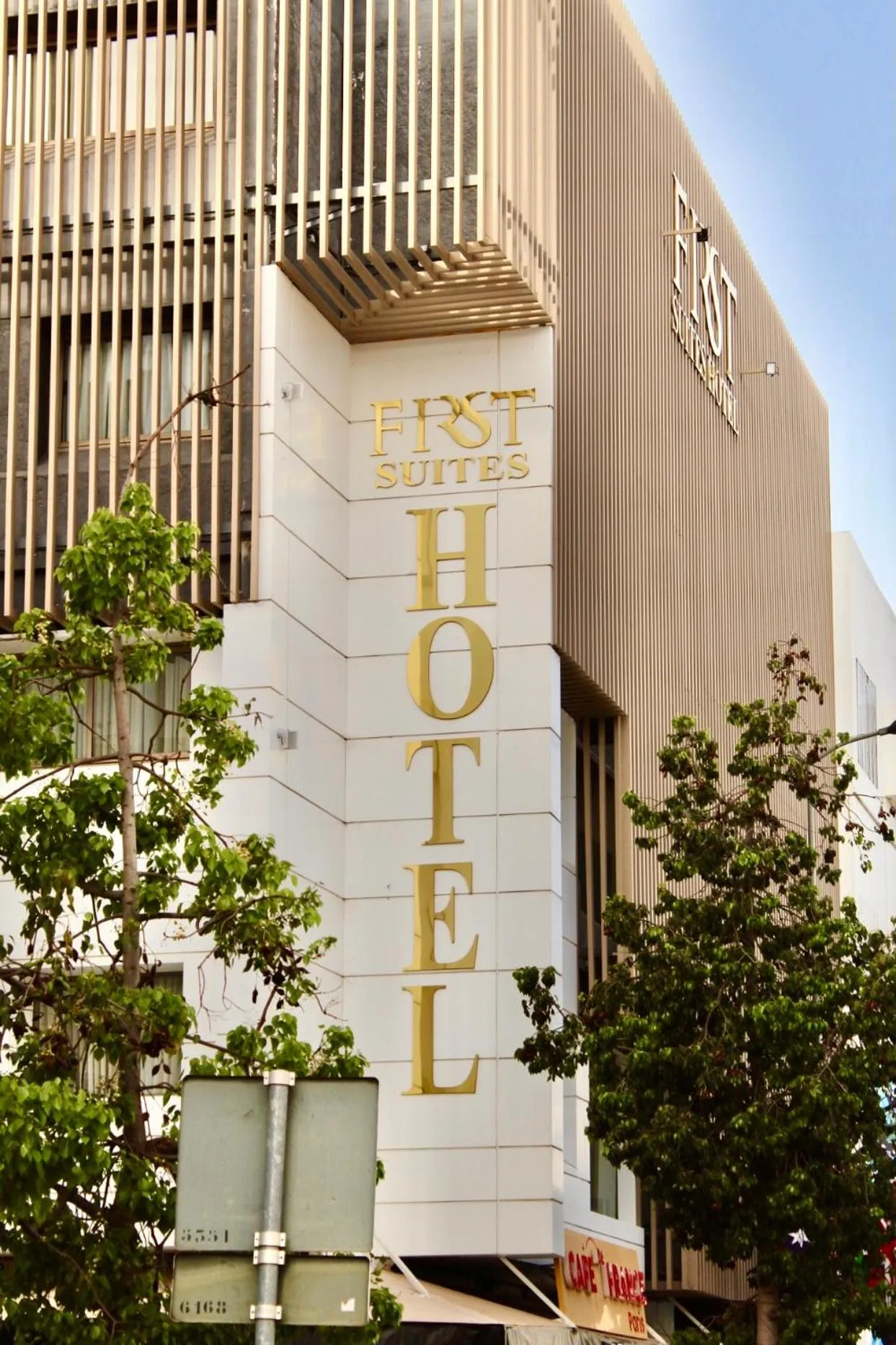 Facade/entrance in First Suites Hôtel