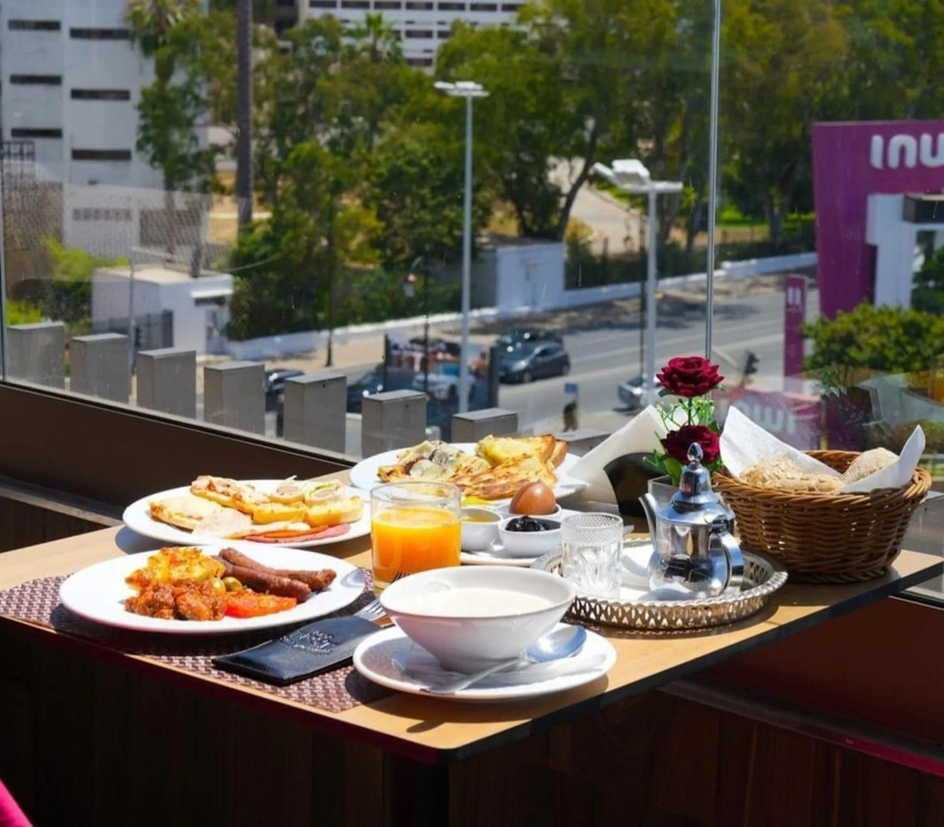 Restaurant/places to eat in First Suites Hôtel