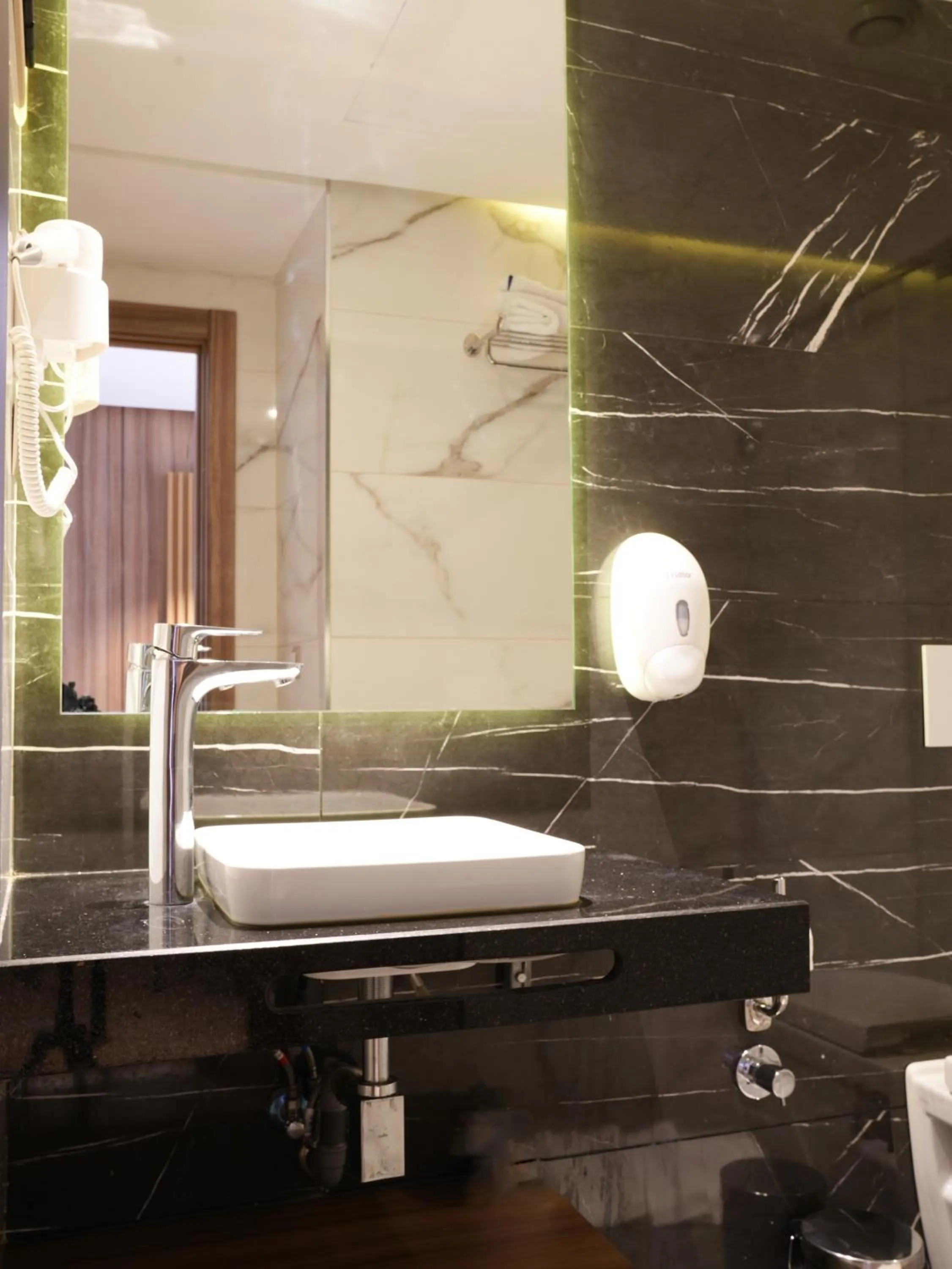 Bath in First Suites Hôtel