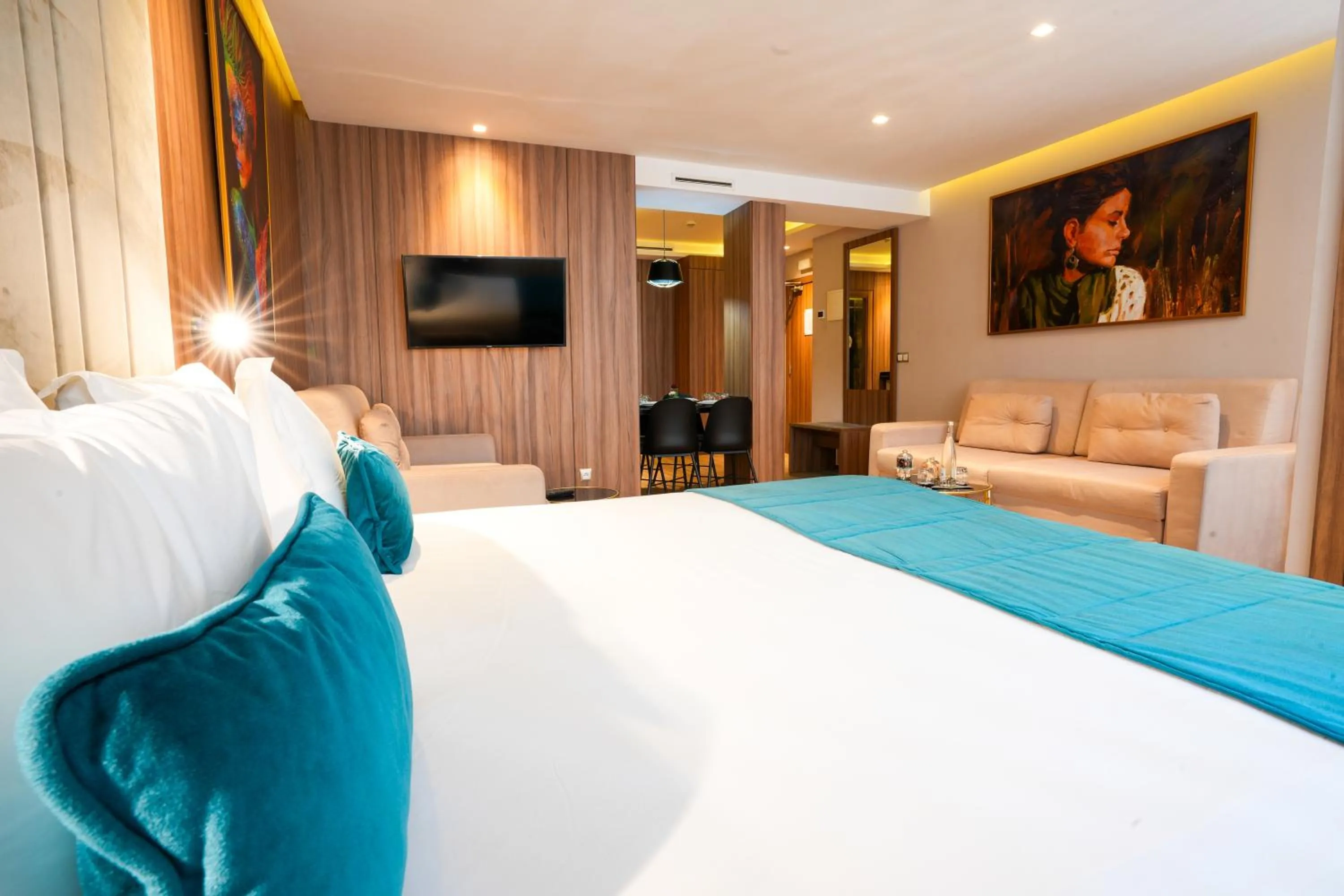 Bedroom, Bed in First Suites Hôtel