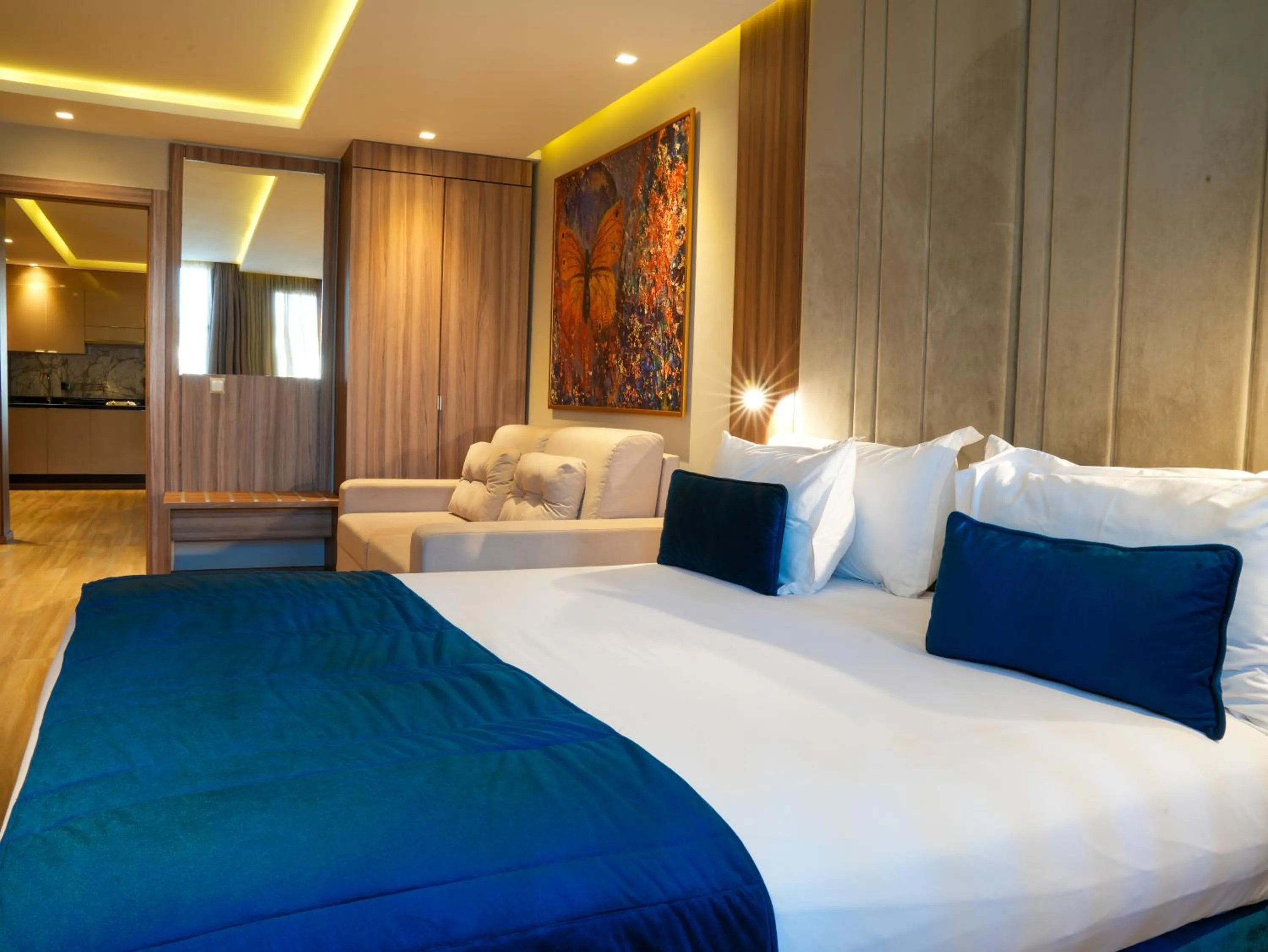 Bed in First Suites Hôtel